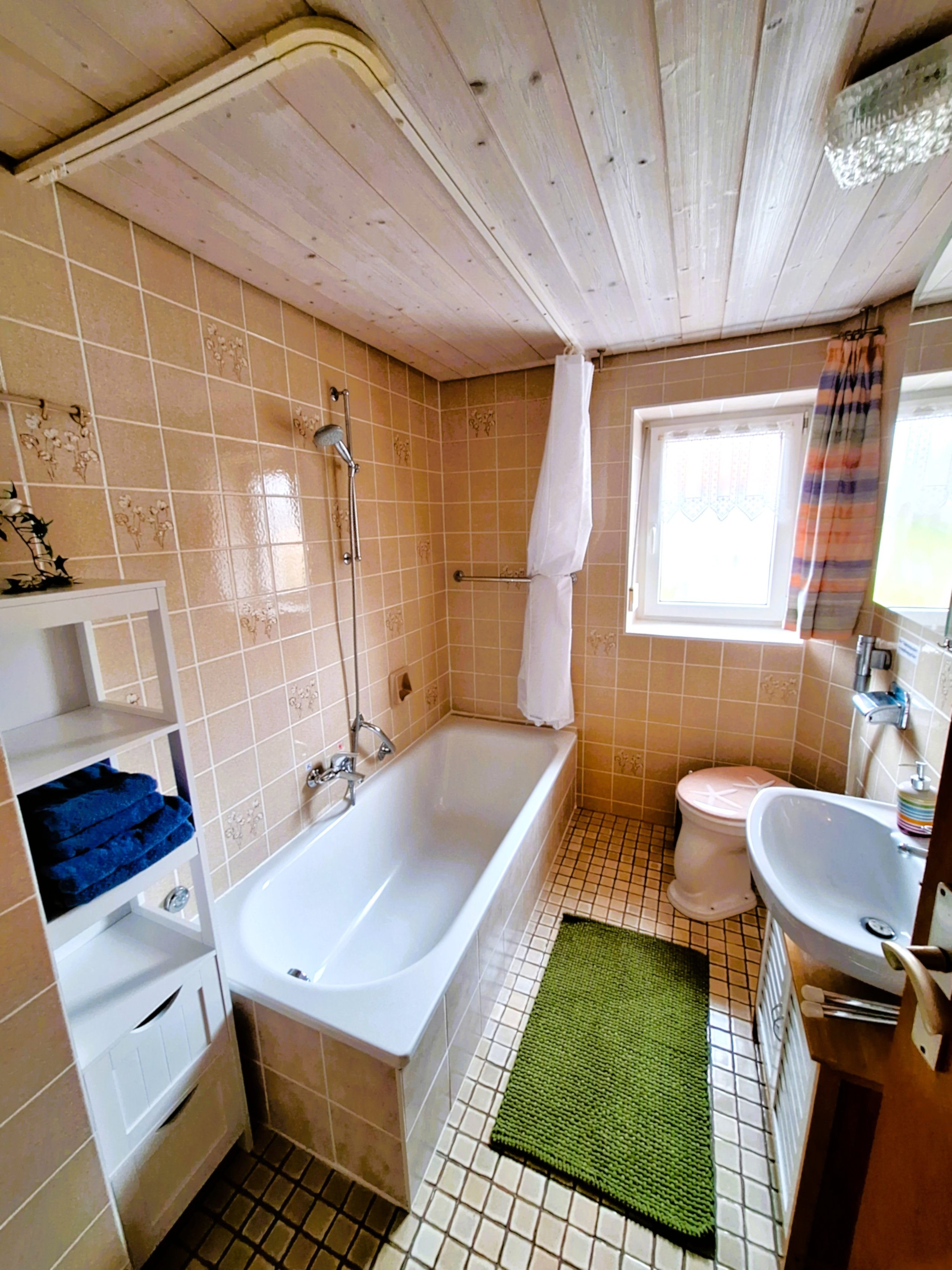 Badezimmer mit Badewanne