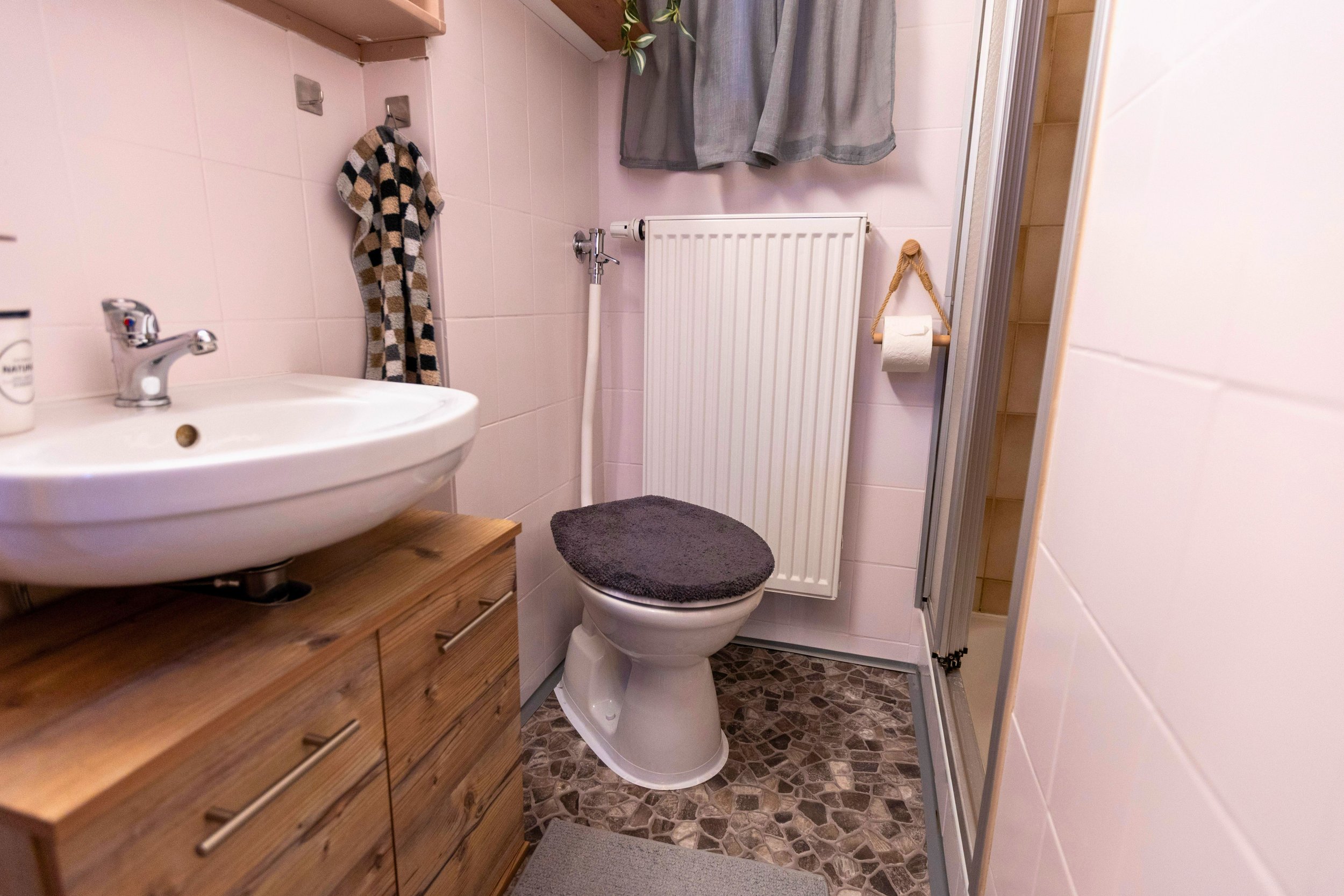 Badezimmer mit WC und Dusche