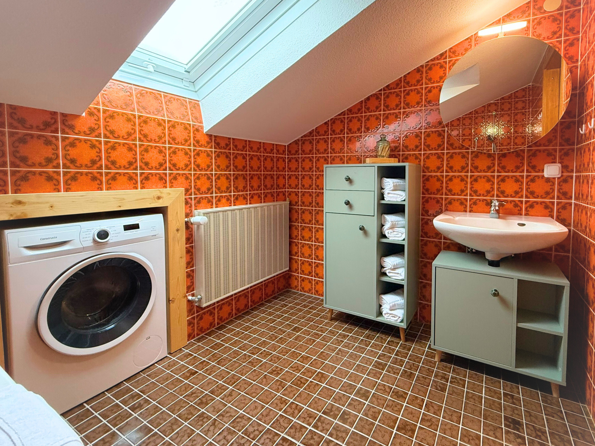 Badezimmer im Retro-Stil mit Waschmaschine