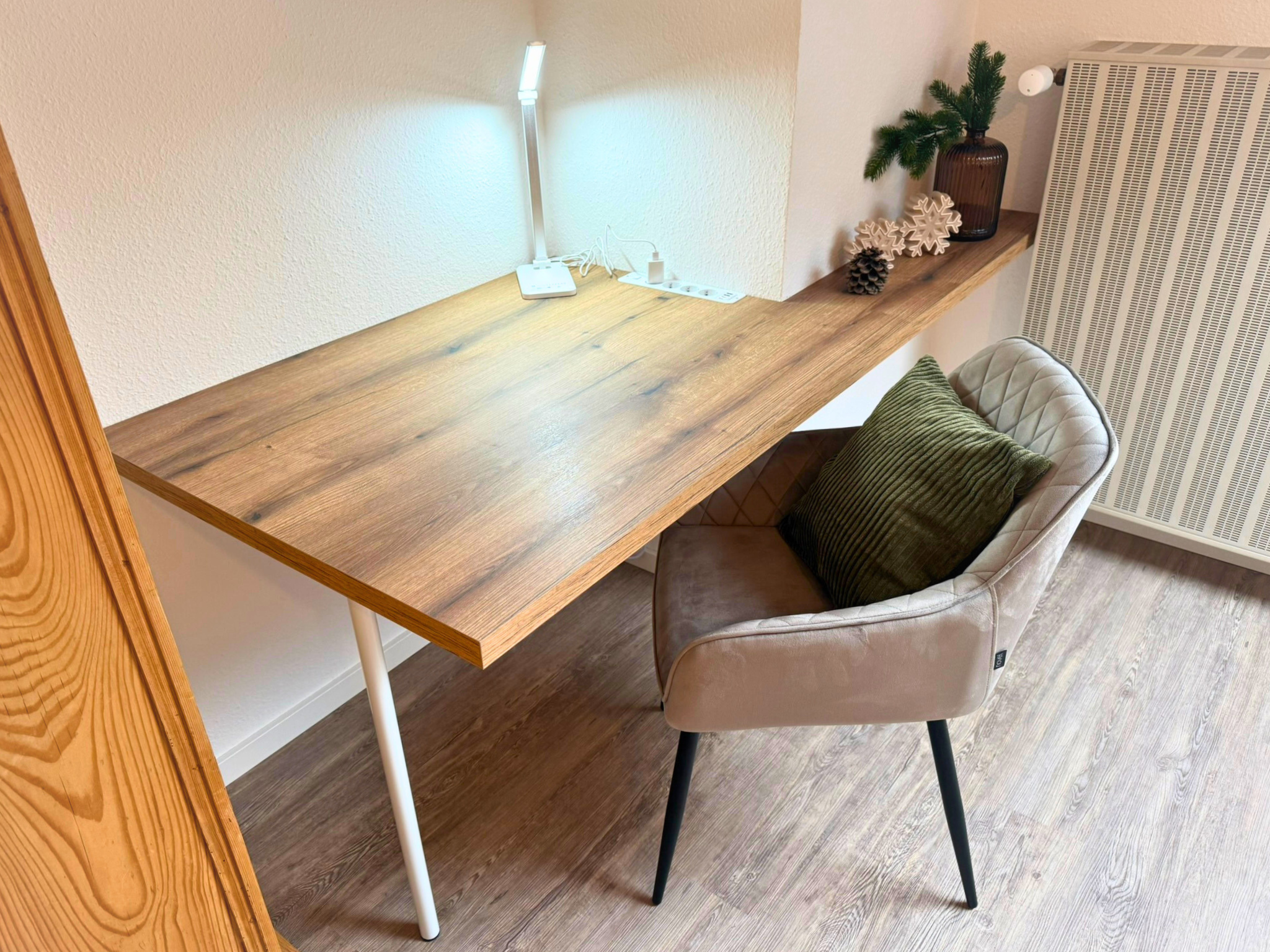 Laptopfreundlicher Arbeitsplatz / Workation-Station im Schlafzimmer