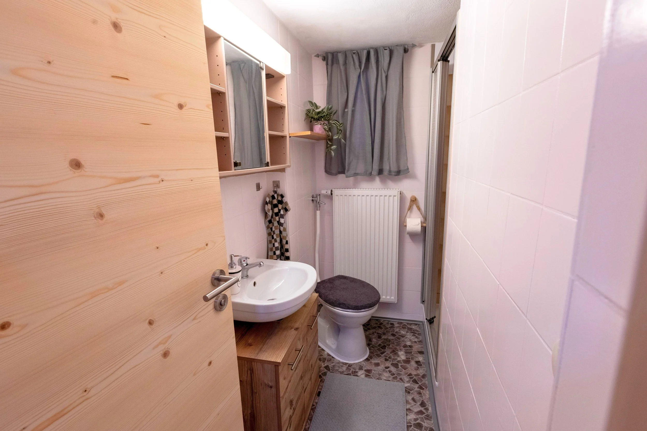 Morgensonne - Badezimmer mit WC und Dusche