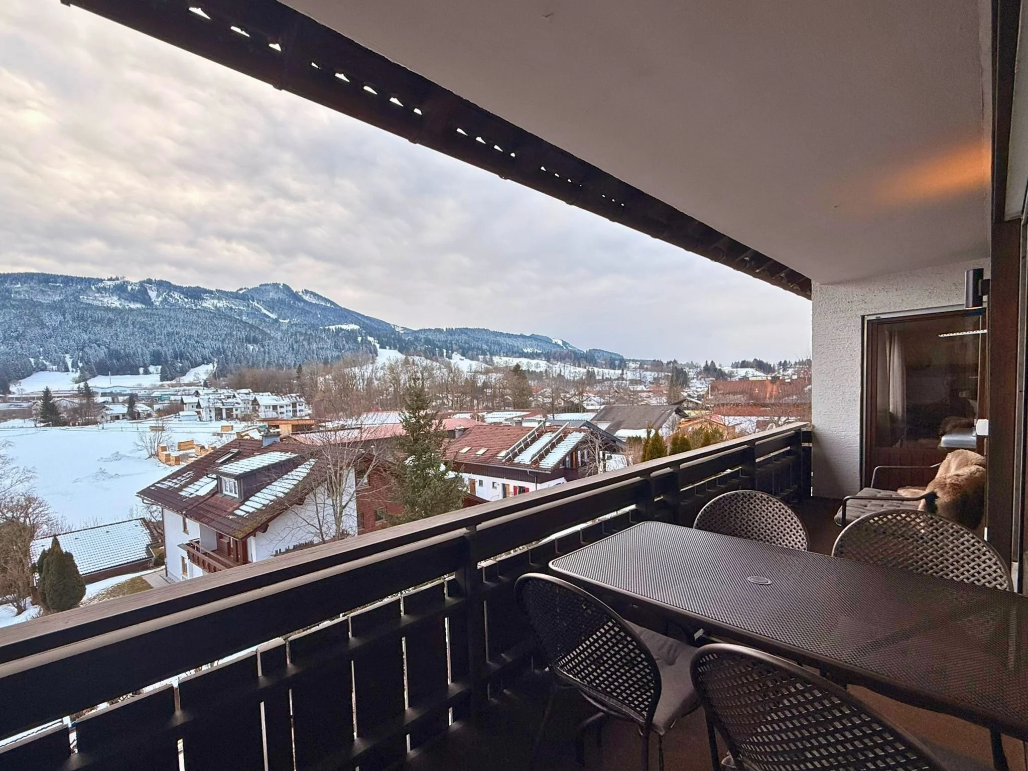 Balkon mit Sitzgelegenheiten Aussicht auf die Alpspitze
