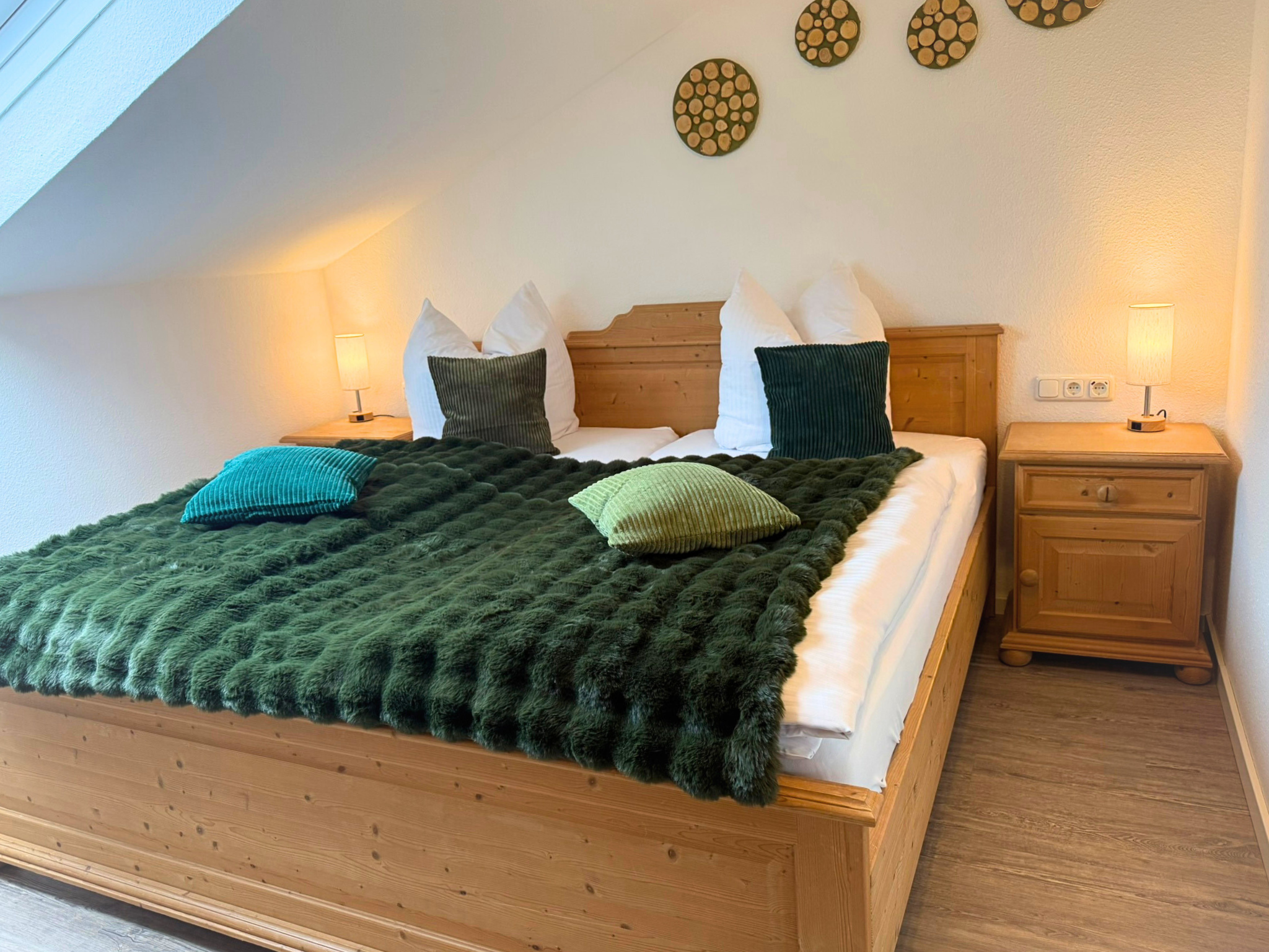 Schlafzimmer mit Doppelbett (200 × 200 cm) aus Vollholz