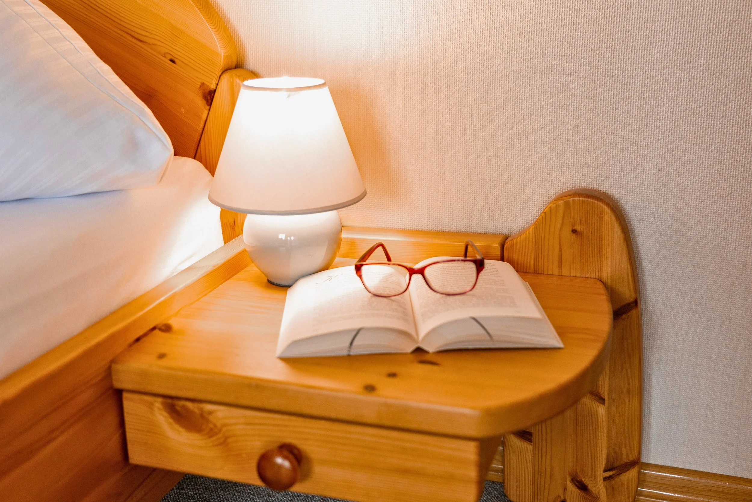 Gemütliches Doppelbett für erholsame Nächte
