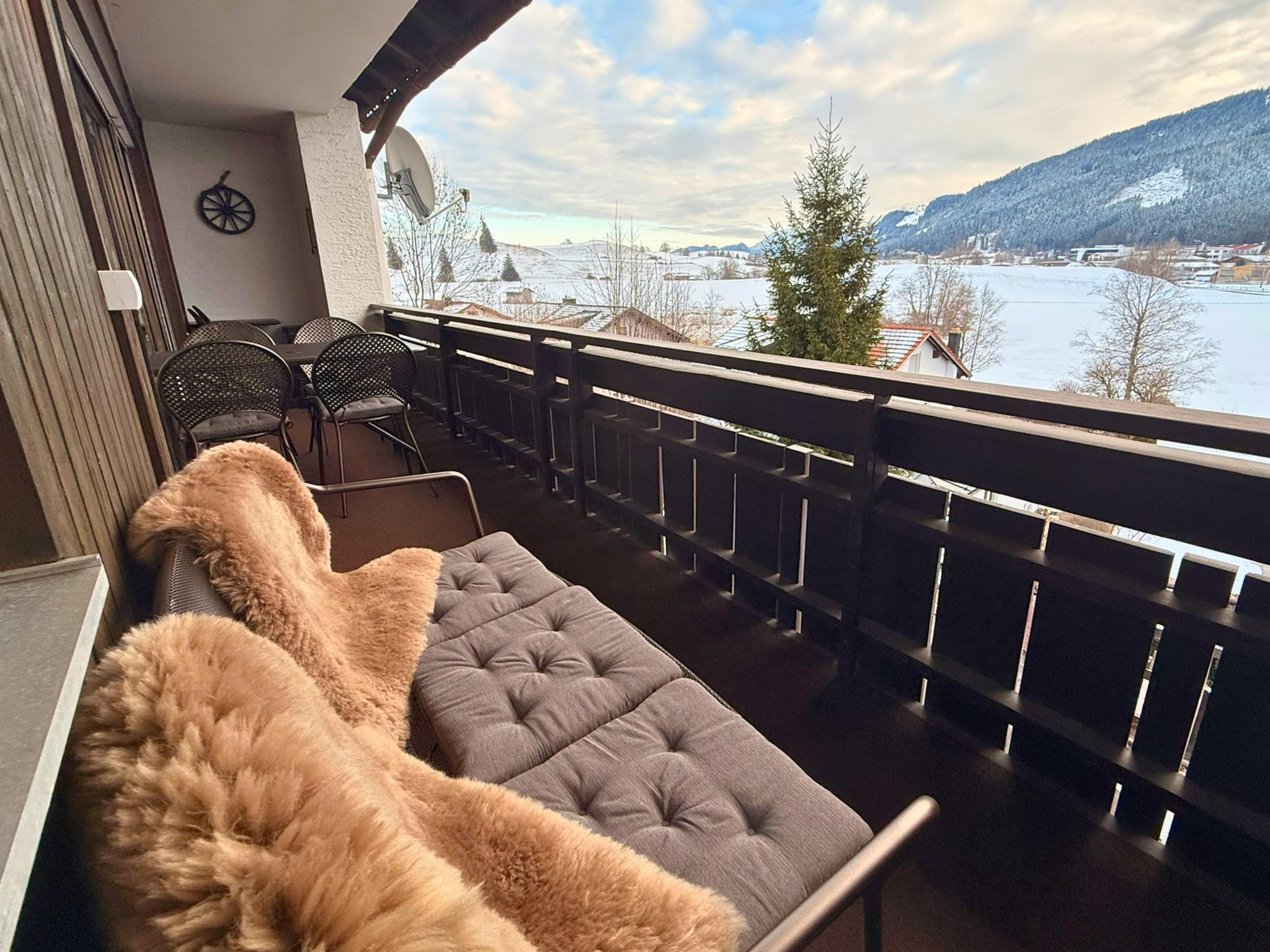 Balkon mit Sitzgelegenheiten und schöner Aussicht