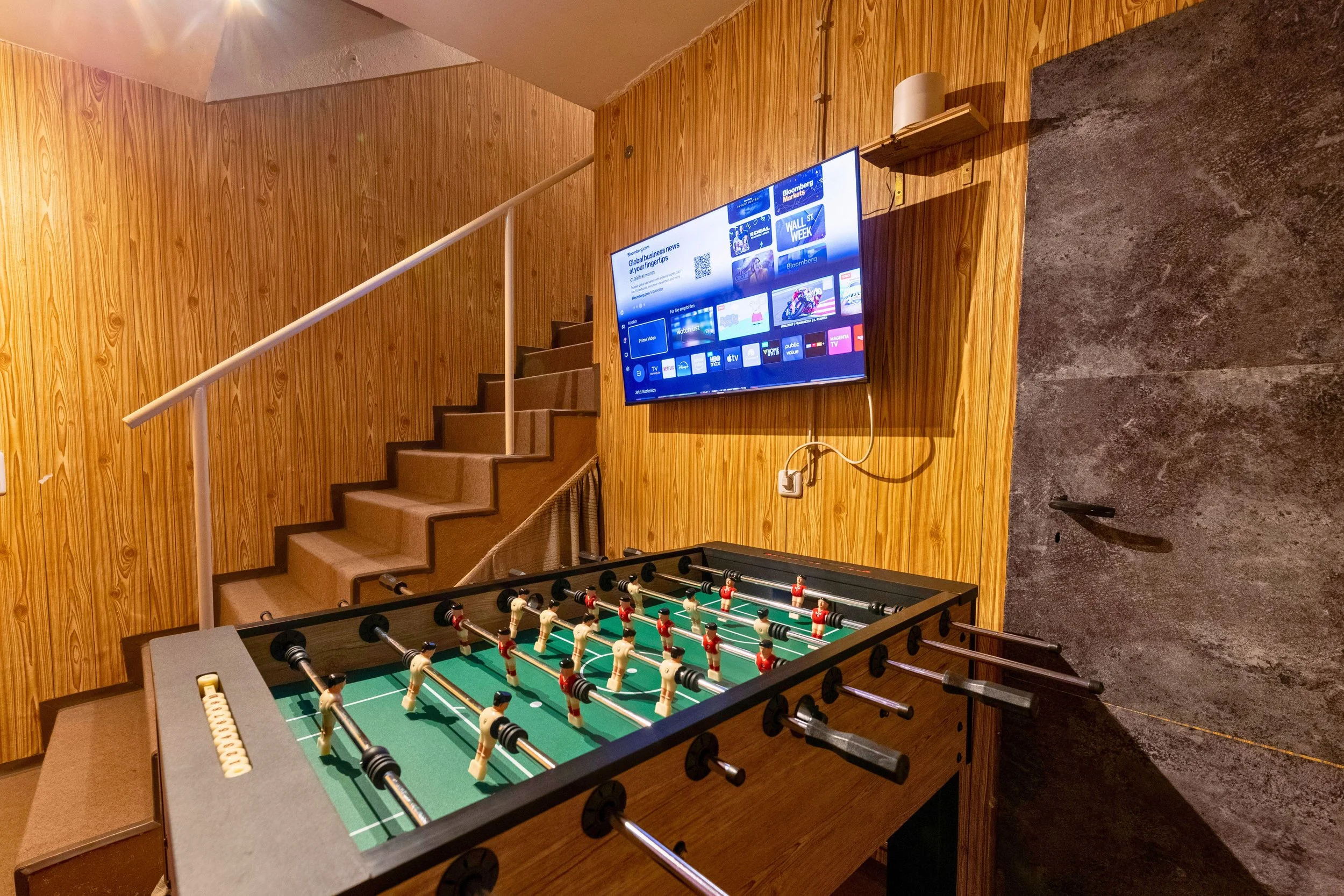 Freizeitraum mit Kicker, Sitzsäcken, Smart TV und Dartscheibe