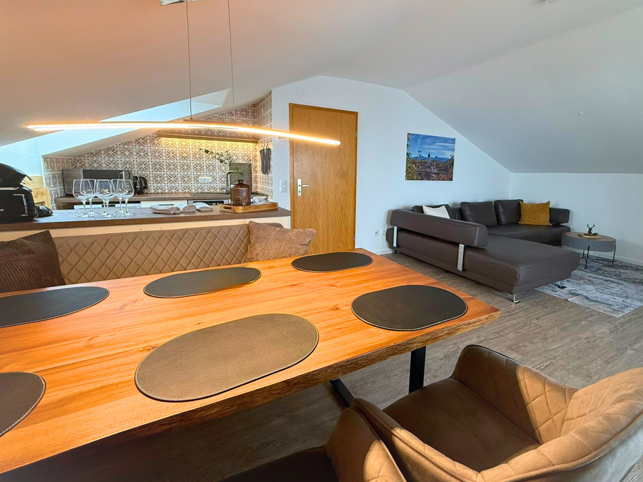 Wohn- und Essbereich mit Sitzgelegenheit für bis zu sechs Personen und ein Kleinkind, voll integrierter Küche und gemütlichem Sofa