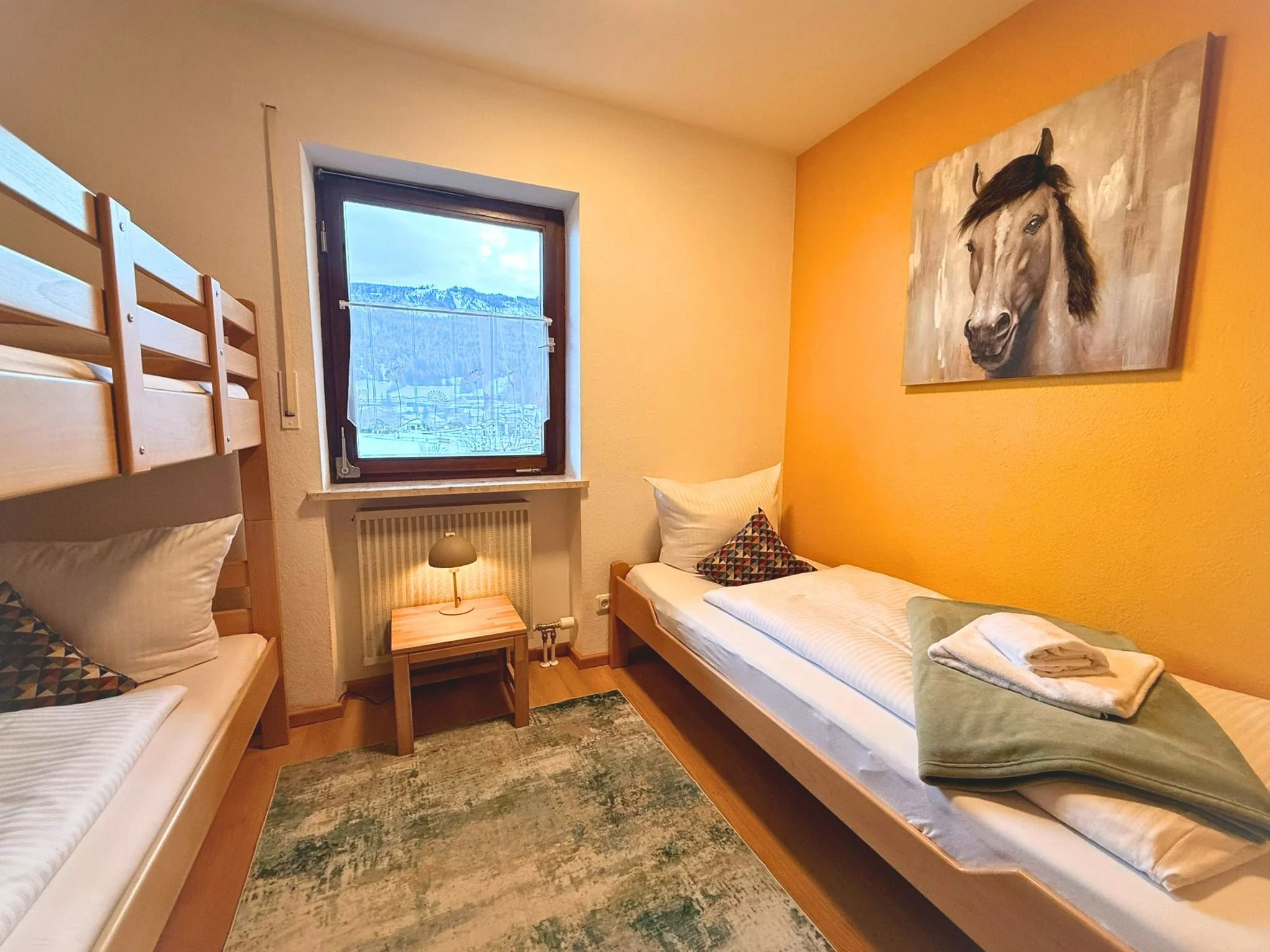 Kinderzimmer mit Etagenbett und Einzelbett (je 90x200 cm)