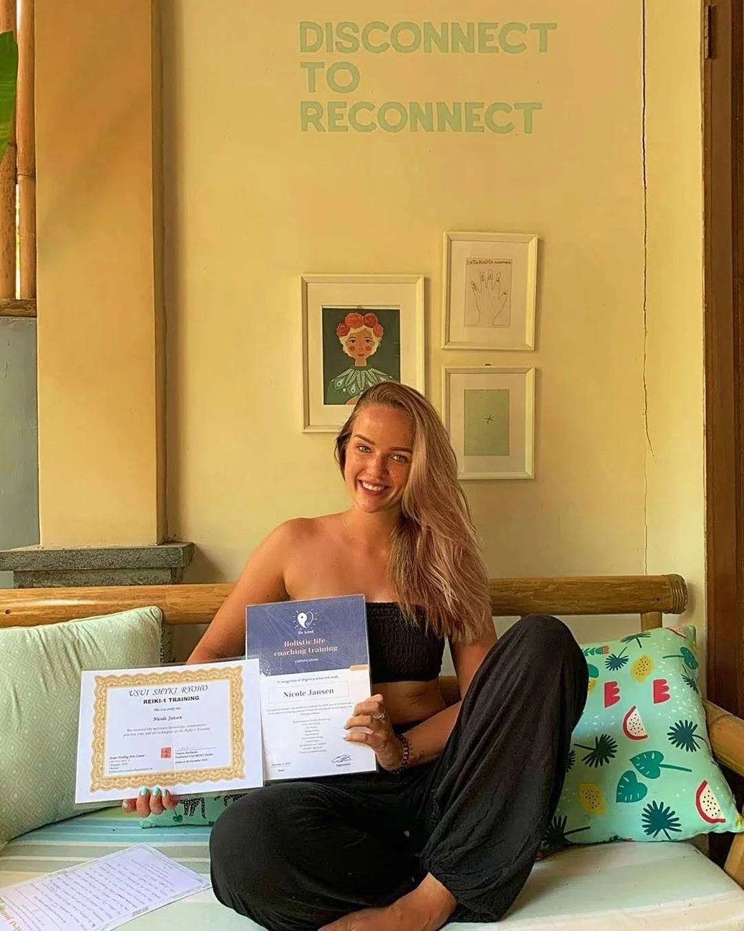Vijf jaar geleden voltooide ik mijn Reiki-opleiding op Bali, en ik ben zo blij dat ik deze stap heb gezet! 🎓✨

Reiki is een energetische behandelmethode die werkt met de universele levensenergie. Het helpt om blokkades in het lichaam op te heffen en