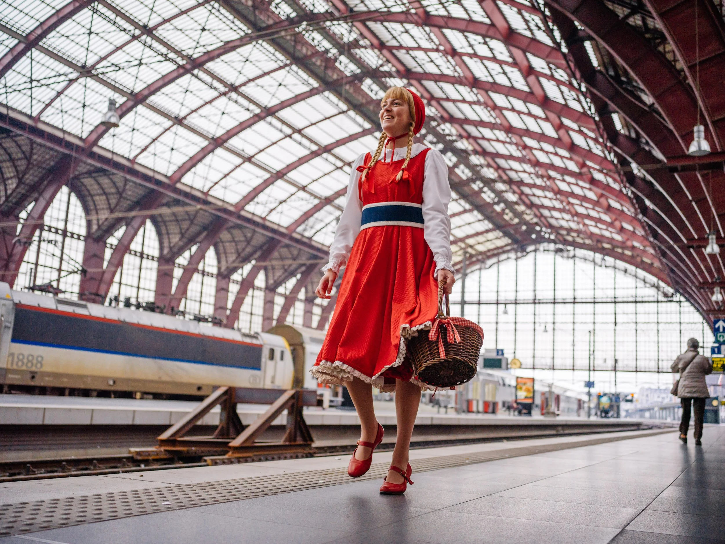 Introduction new Benelux Train Antwerpen Centraal - Shot for Efteling