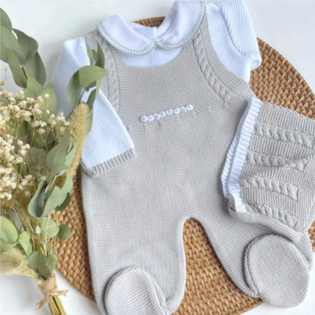 Spanish-style knitted newborn set, hand-knitted, first baby outfit, baby knit outfit, in gray color, "Paula" model.