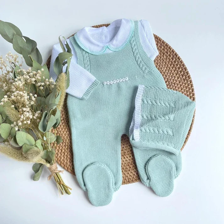 Green knitted set for newborns with a bonnet; baby clothing. "Paula" model. With or without a bow