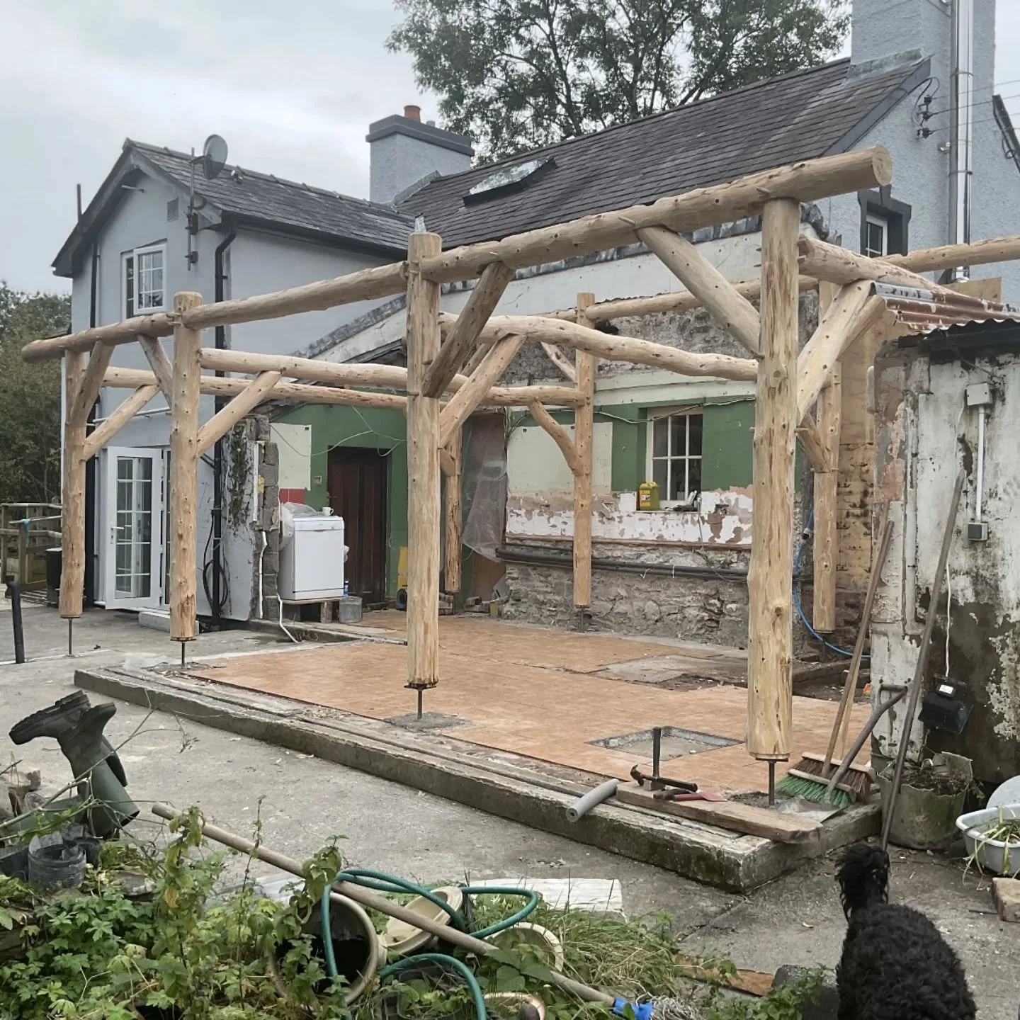 Frame is up!! Very exciting little extension! 

@its.senda.design designed this extension and it's now being built! The structure was designed in collaboration with Ty Pren, who crafted it and built it. 

Can't wait to keep seeing it going up! Next s