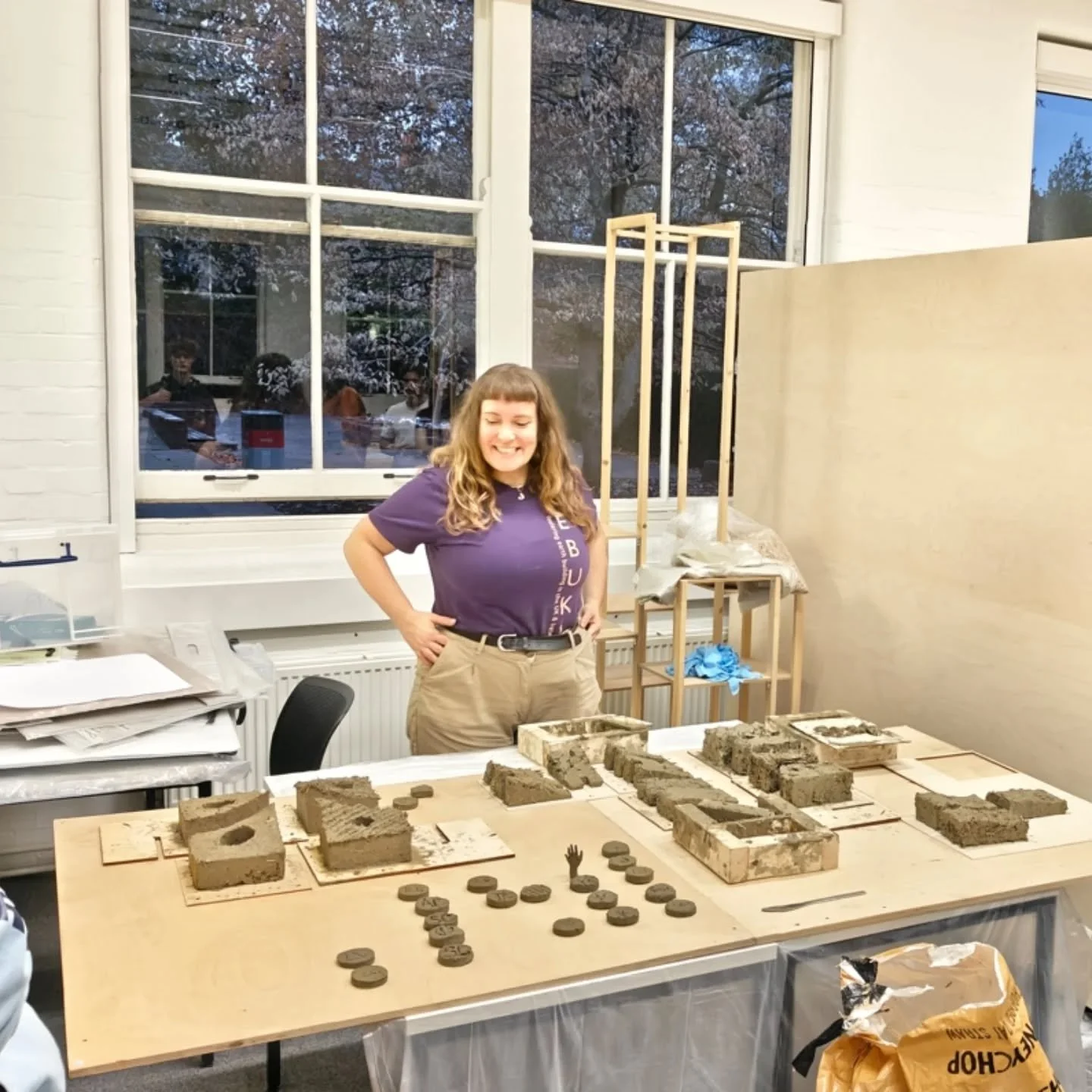 This week I went to the Reading School of Architecture to run an earth building day workshop for the MArch students. 

We had an intro to the materials and mixes in the morning and in the afternoon they made blocks using forms that they designed and 