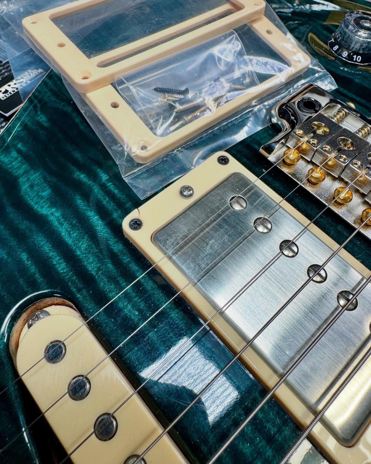 More maintenance.
.
Did you known that my new single King Of Toan is out now?? 
Link in bio!
..
.
.
.
.
.
#prs #prsguitars #guitarmaintenance  #music #toan