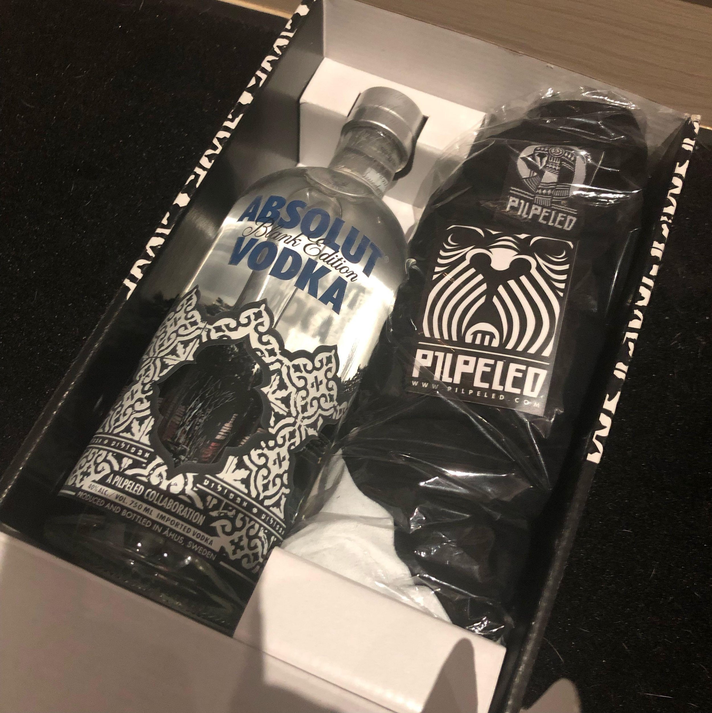 absolut_blank_edition_media_release_box_set_1573288895_a649f2db_progressive.jpg