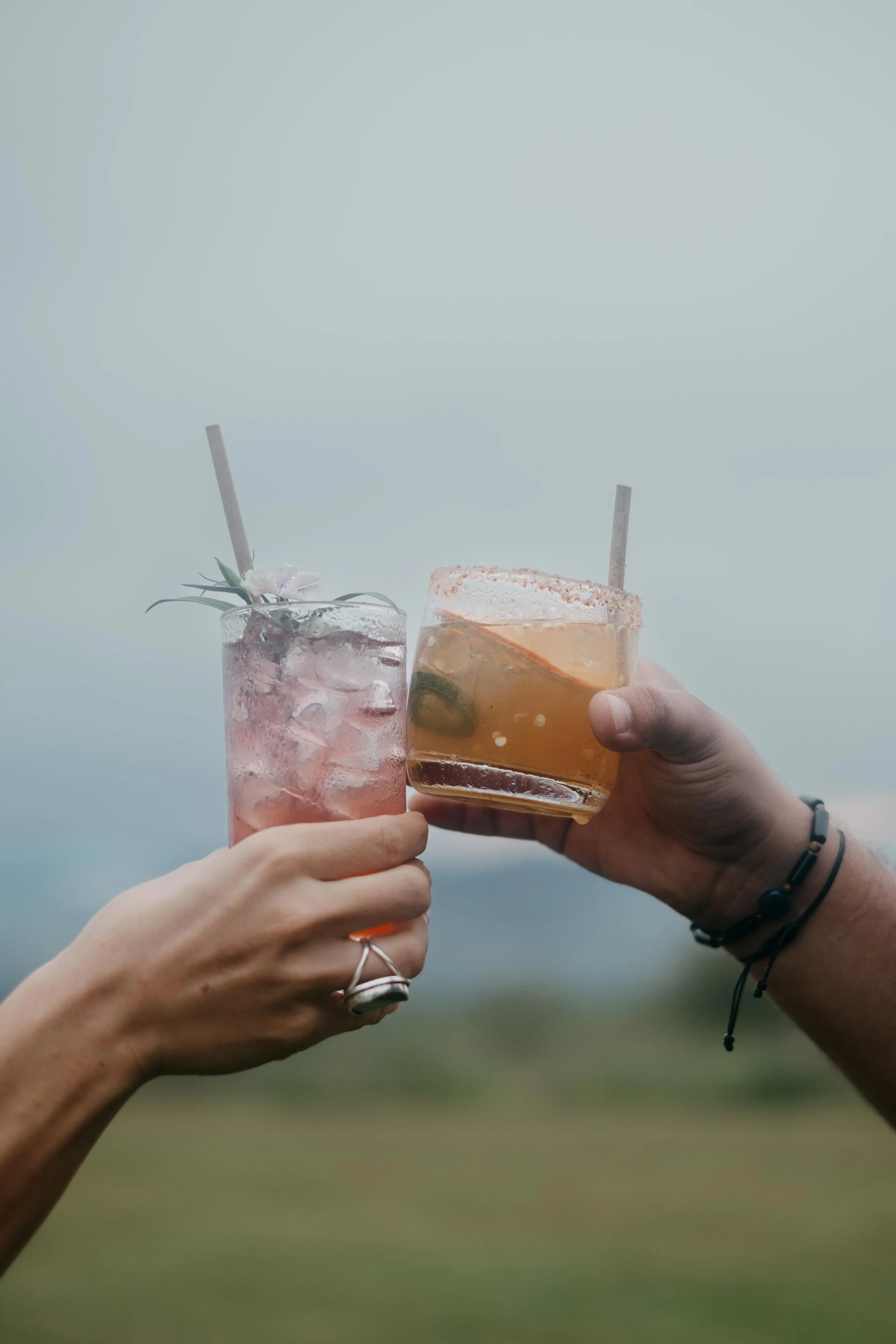 Foto de pareja disfrutando un coctel