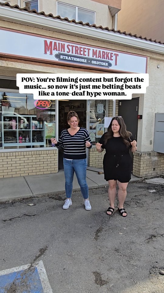 When your media gal forgets the speaker… so she just starts singing like an unhinged DJ in the alleyway. Kendra? Living her best concert life. Tracy? Deeply rethinking her contract 🤣
Filming outside Main Street Market with nothing but vibes,