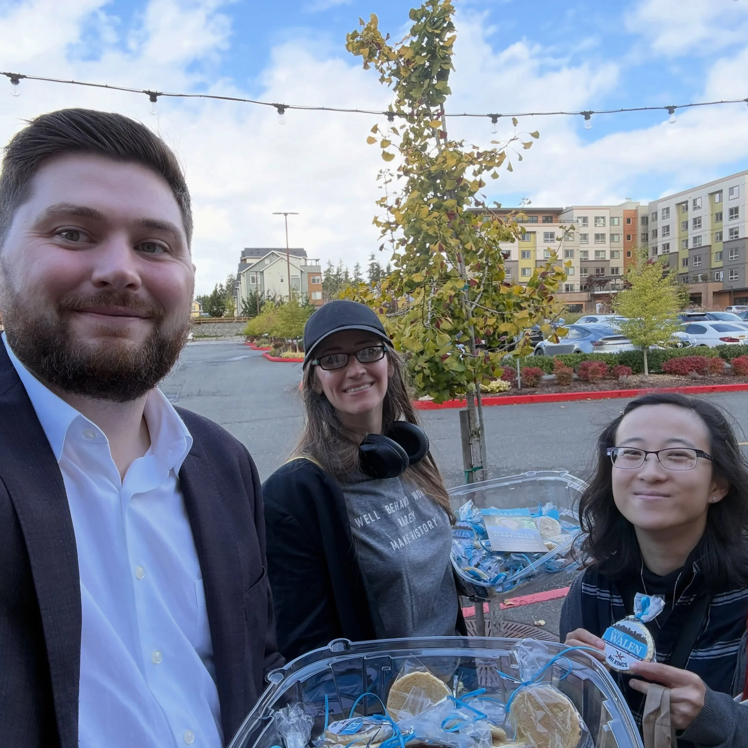 Did you see the No Kings rallies around King County today? Team Amy was out handing out anti-fascist cookies to those in our district who were supporting Democracy. #nokings👑🚫