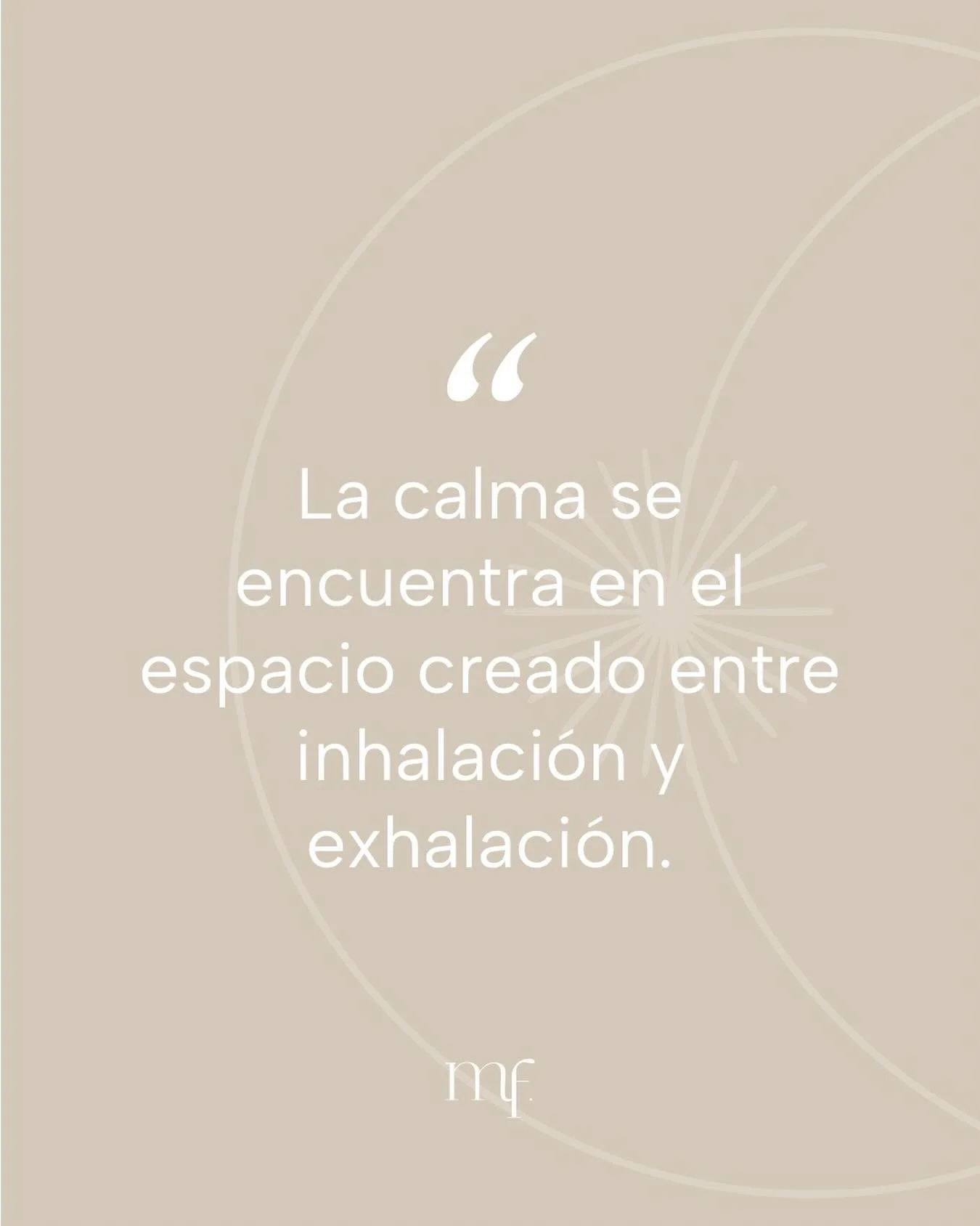 La mente busca ruido.
El cuerpo busca descanso. 

Pero la calma&hellip;
vive en el intervalo. 

En ese instante suspendido entre 
inhalaci&oacute;n y exhalaci&oacute;n,
entre hacer y soltar,
entre controlar y confiar.

Ah&iacute; comienza la presenci