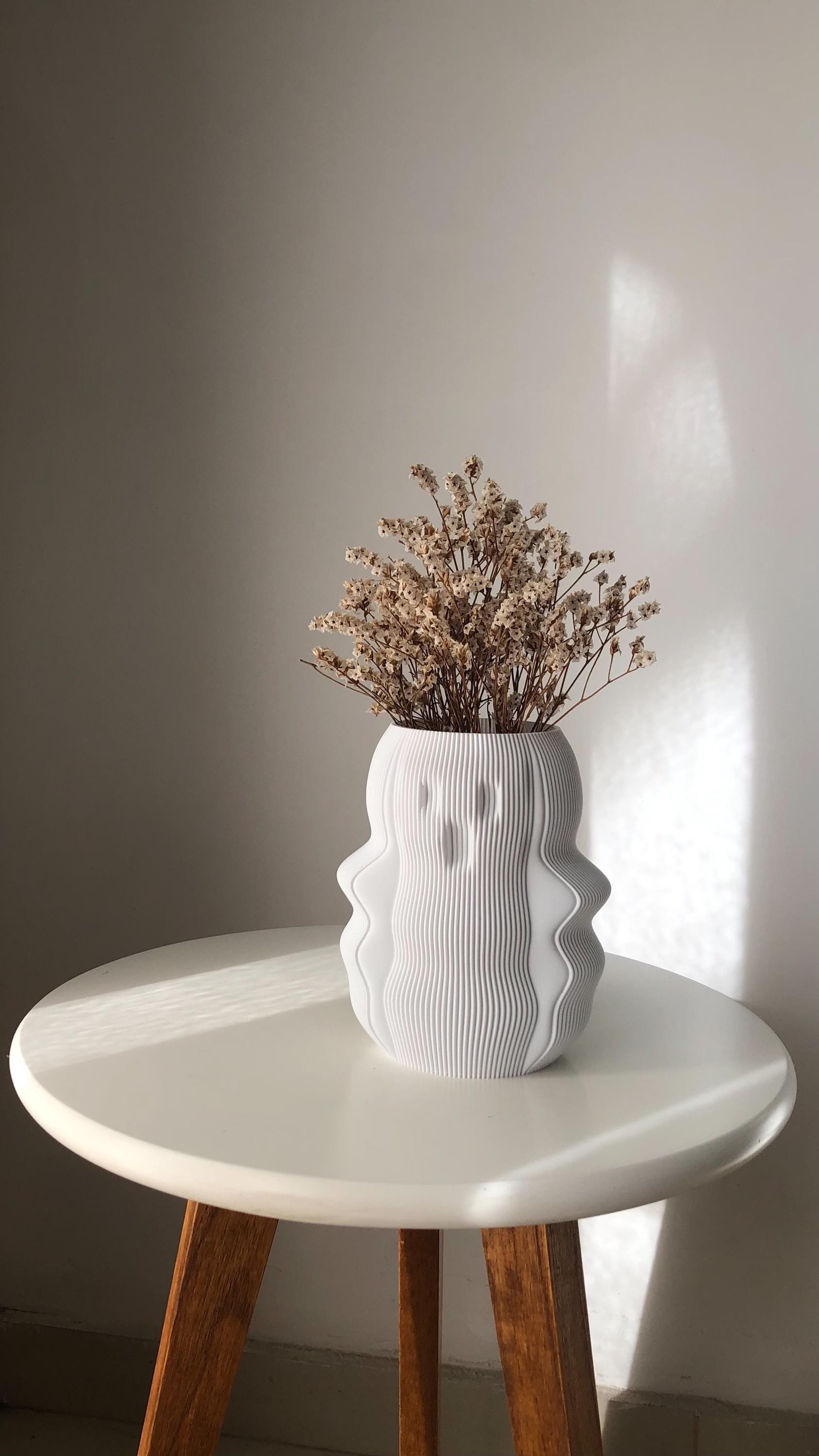 Vase Boo avec une fleur séchée – Ce vase au style minimaliste accueille une fleur séchée, sublimant son design épuré.
