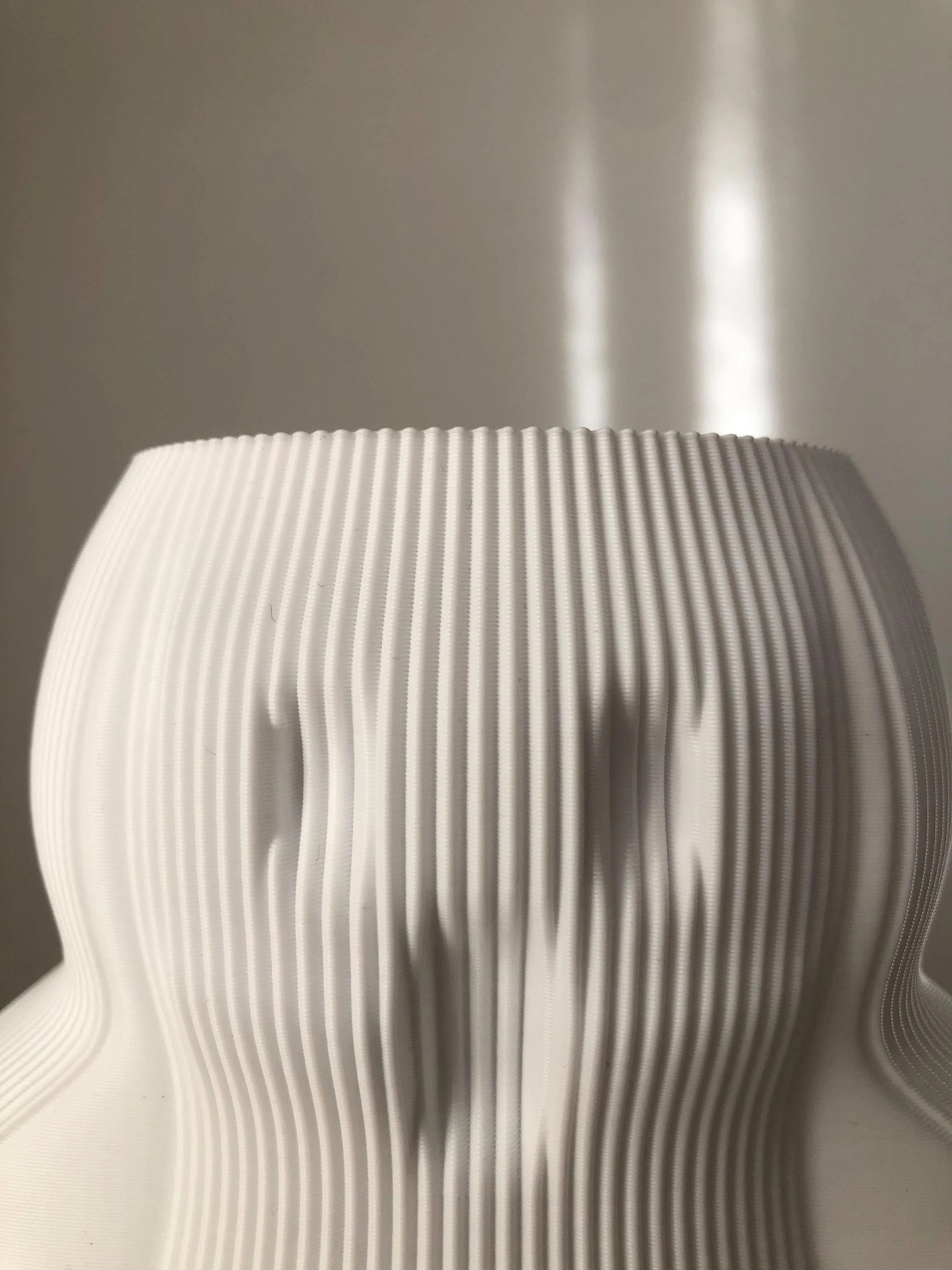 Gros plan sur le vase Boo – Zoom sur les détails et la texture raffinée de ce vase, mettant en valeur son fini impeccable.