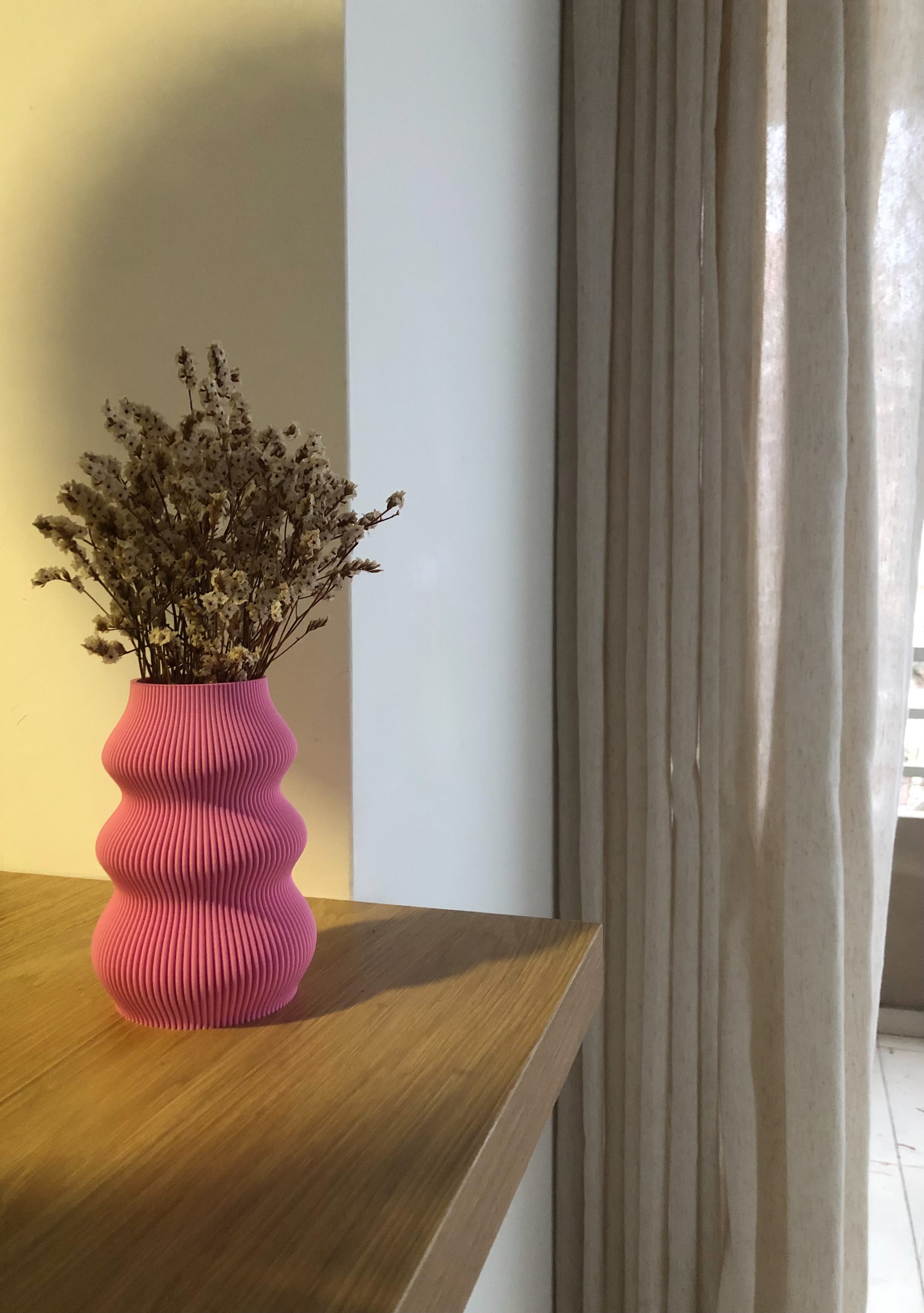 Vases Isla dans différentes tailles et teintes, offrant une harmonie de formes et de couleurs pour enrichir votre décoration intérieure.