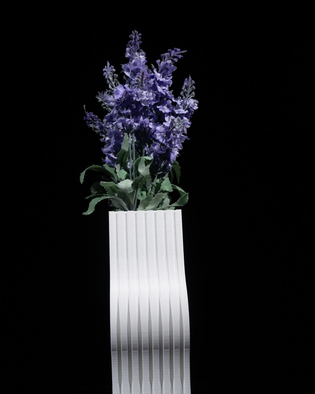 Vase Nallo sur une étagère, ajoutant une touche décorative raffinée à un espace de vie.