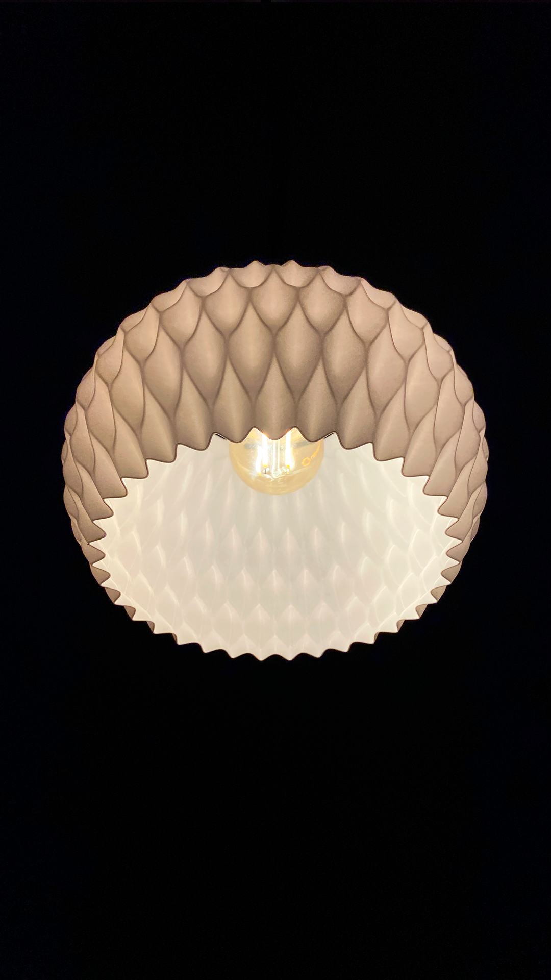 Abat-jour Wavy, avec ses courbes fluides, apportant une touche artistique et moderne à toute pièce de votre maison.