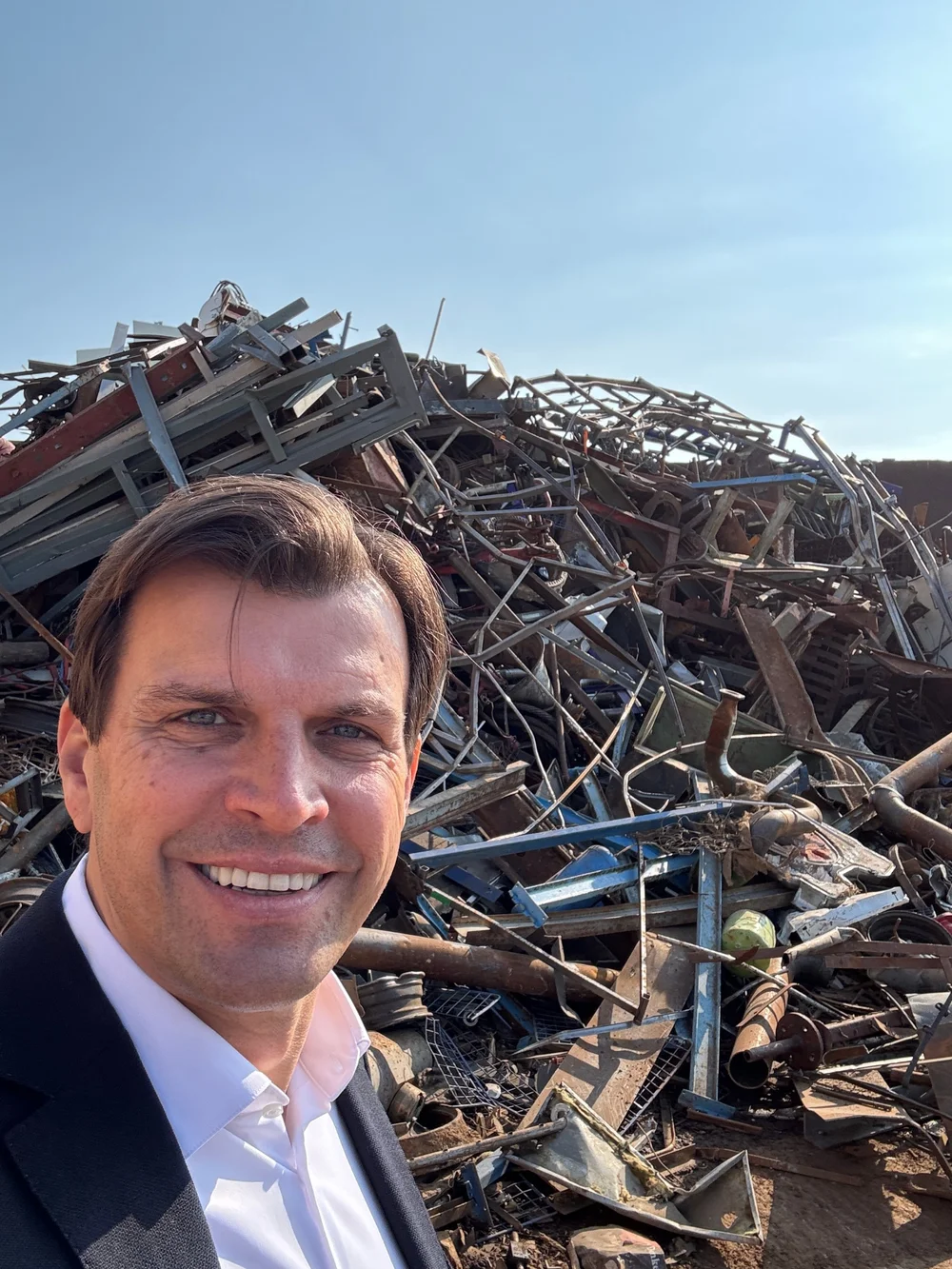 Ingo Jendrek, Inhaber von Jendrek & Partner, auf einem Schrottplatz