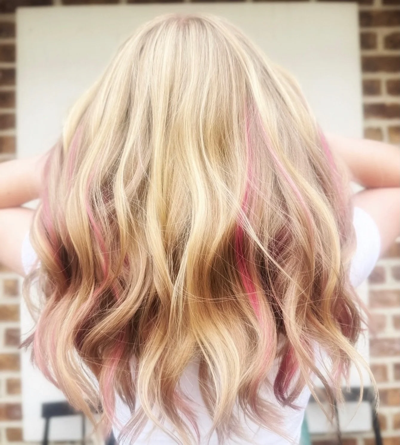 We know it&rsquo;s technically still winter&hellip; but we&rsquo;re wishing for spring over here. 🌸☀️

A little sunshine, a little warmth, and hair that feels fresh and fun. These soft blonde waves with pops of pink are giving us all the spring ener