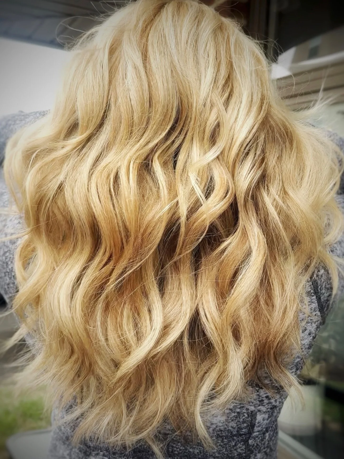 Soft dimension, bright where it matters, and toned to stay effortless between visits. No harsh lines, no overworked ends. Just healthy, wearable color that grows out well.

This is the kind of blonde that fits real life.

#ModernBlonde #DimensionalCo