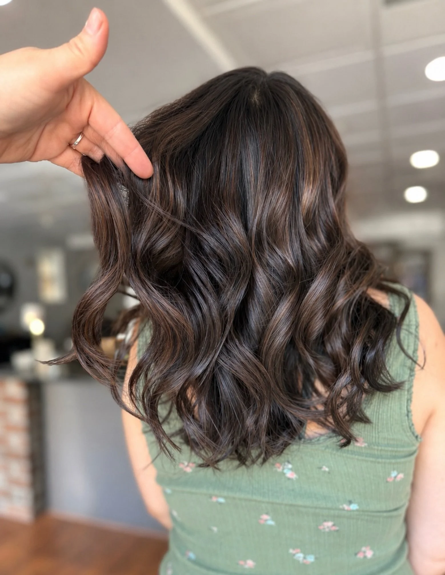 Rich brunette, soft dimension, and shine that hits in every light 🤎

This is your sign to stop sleeping on dimensional brunettes. Low maintenance, glossy, and anything but basic.
#Salon259 #BethlehemPA #LehighValleyHair #DimensionalBrunette #Brunett