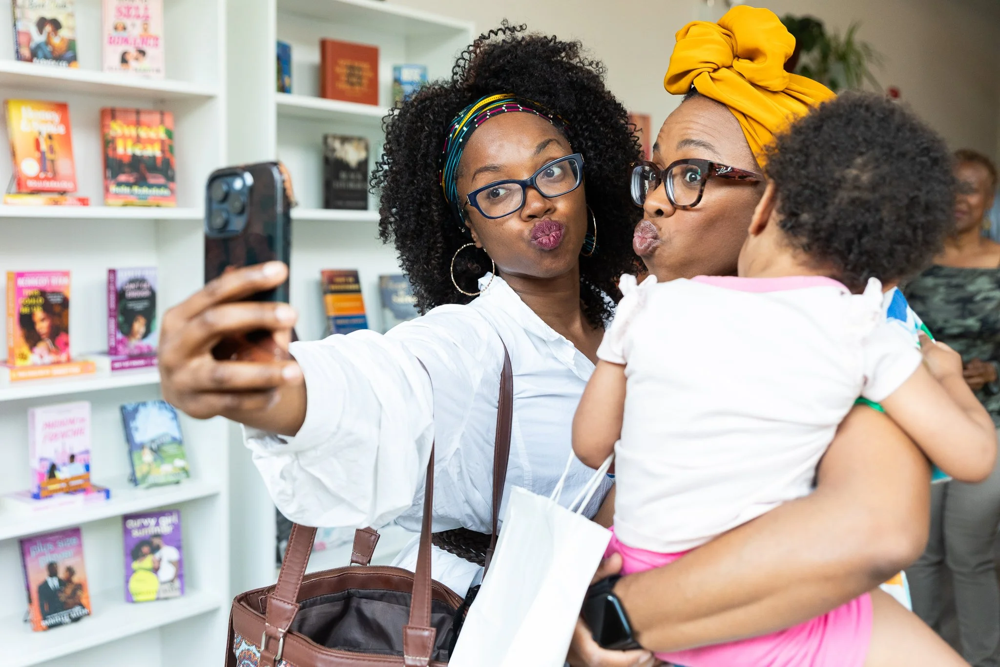 Picture of two Black sisters taking a selfie