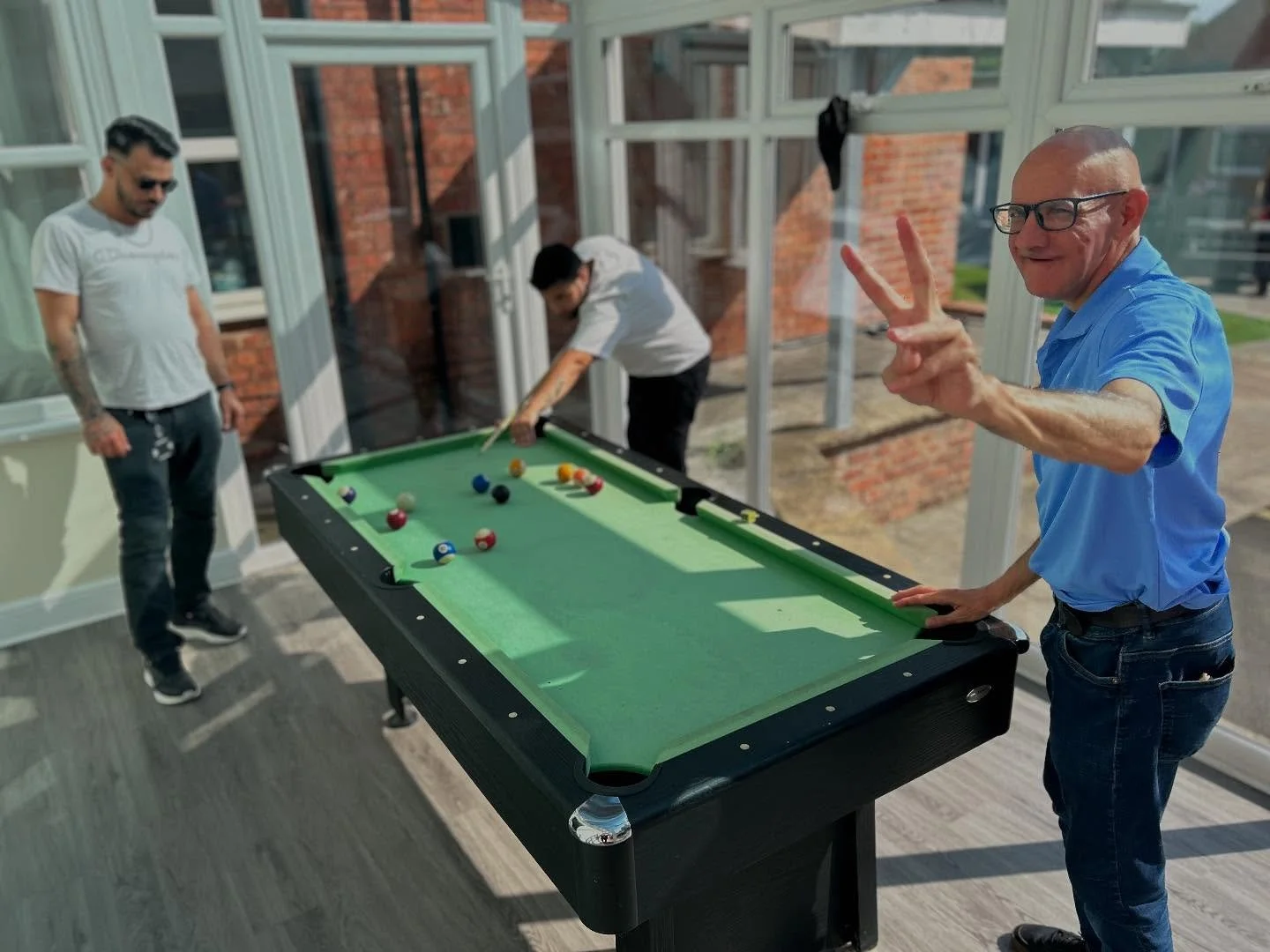 Mathew enjoying a friendly game of pool with our two new team members, Alex and Cristian a great way to brake the ice and get to know each other 🎱