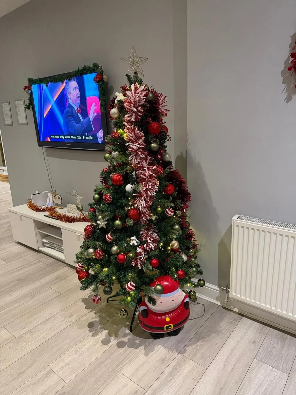 It&rsquo;ssss timeeee&hellip;.❤️ getting ready for Santa 🎅 Christmas decorations at Kingsley 🎄