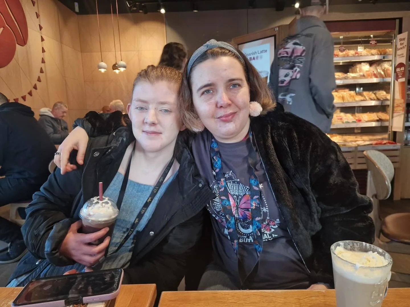 Girls date out at Costa☕️🧁 #friends #girlsafternoonout #coffee #sweettreat