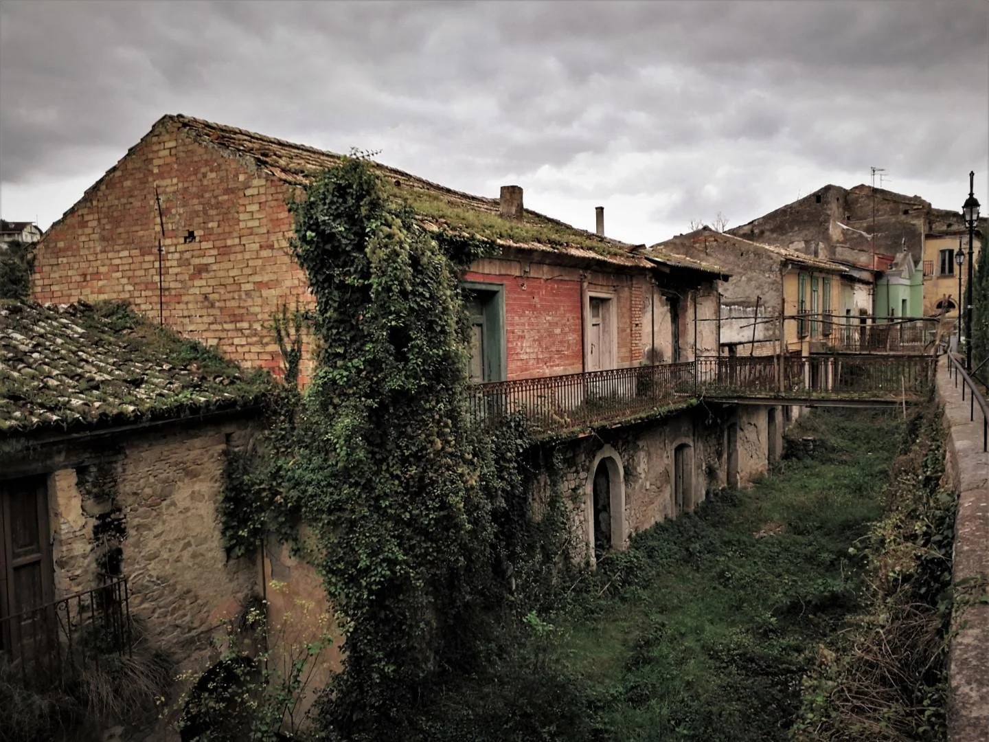 Campania-abbandonata-paesi-fantasma-Apice-vecchia-30.jpg