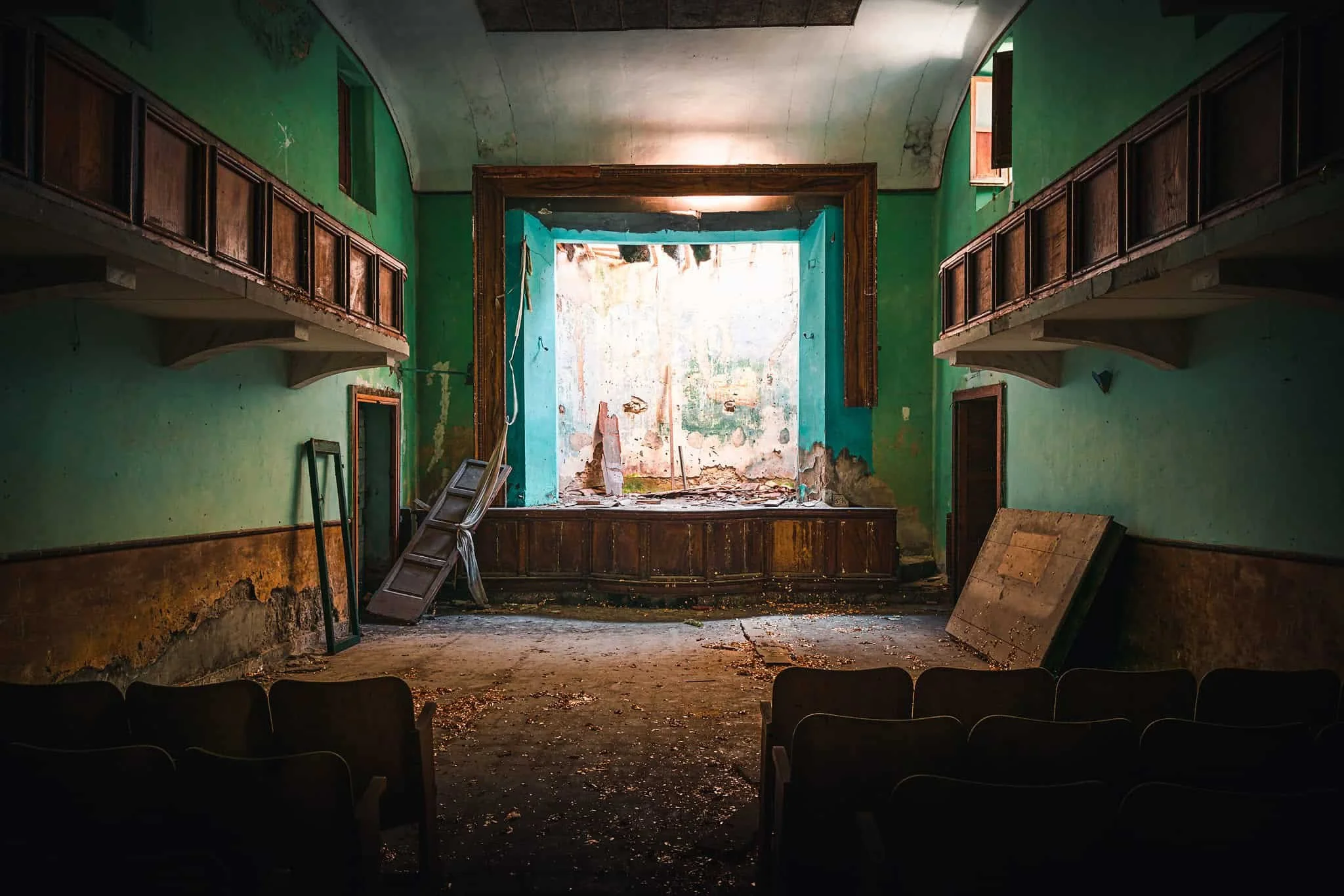 apice-vecchia-abandoned-ghost-town-italy-roman-robroek1.jpg