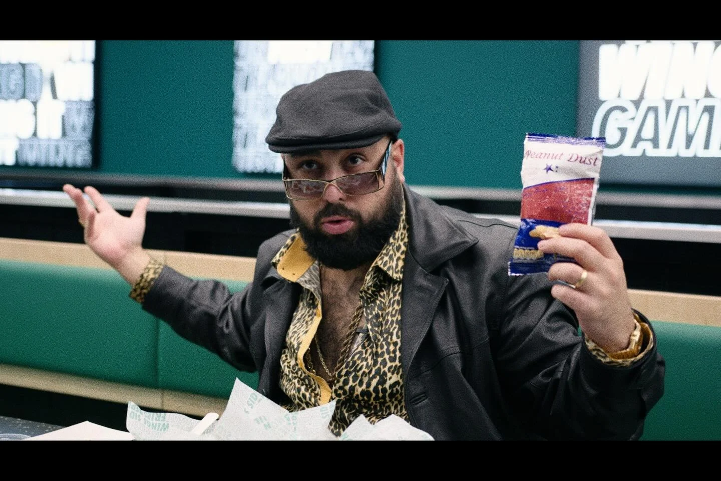 Chabuddy G x Wingstop Hounslow Launch 🍗🥜🖖🏻

Had an absolute laugh shooting some mockumentary work with the one and only @chabuddyg opening the new @wingstopuk Hounslow store while getting up to all sorts of mischief! ✂️🎉

Brand - @wingstopuk 
Ag
