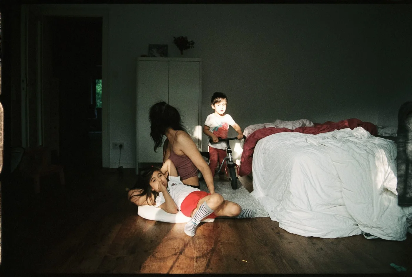 Mutter mit Kind im chaotischen Schlafzimmer – dokumentarische Familienfotografie in Mainz