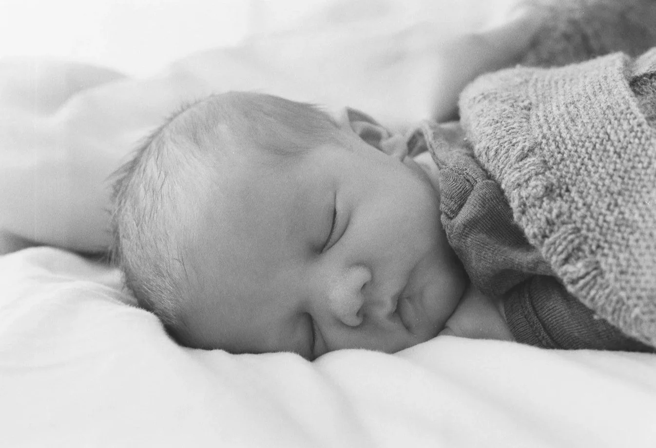 Neugeborenenfoto: Baby schläft friedlich, analog aufgenommen von LISA PITZ in Mainz