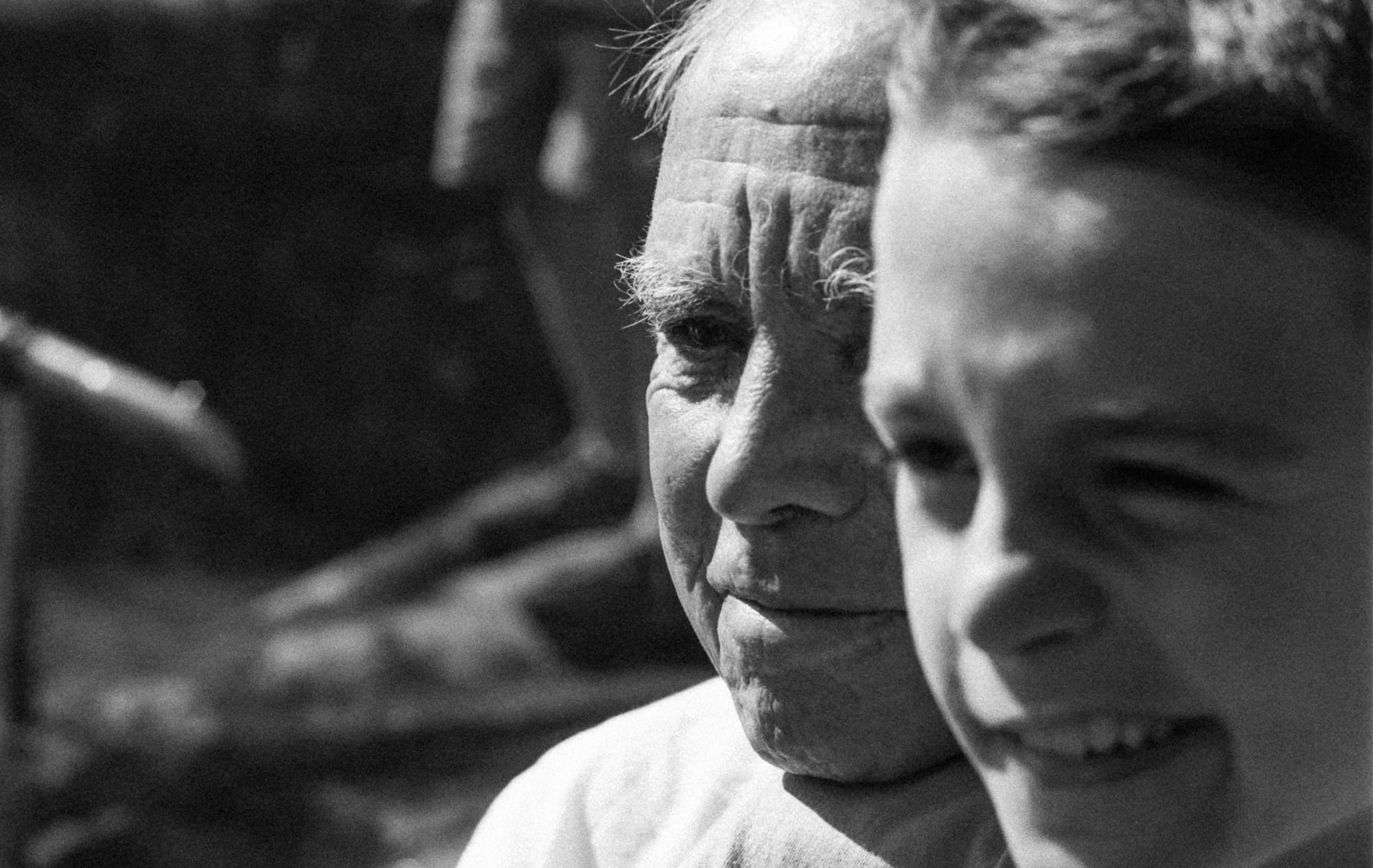 Porträt von Großvater mit Enkel – liebevoller Familienmoment draußen in Ingelheim