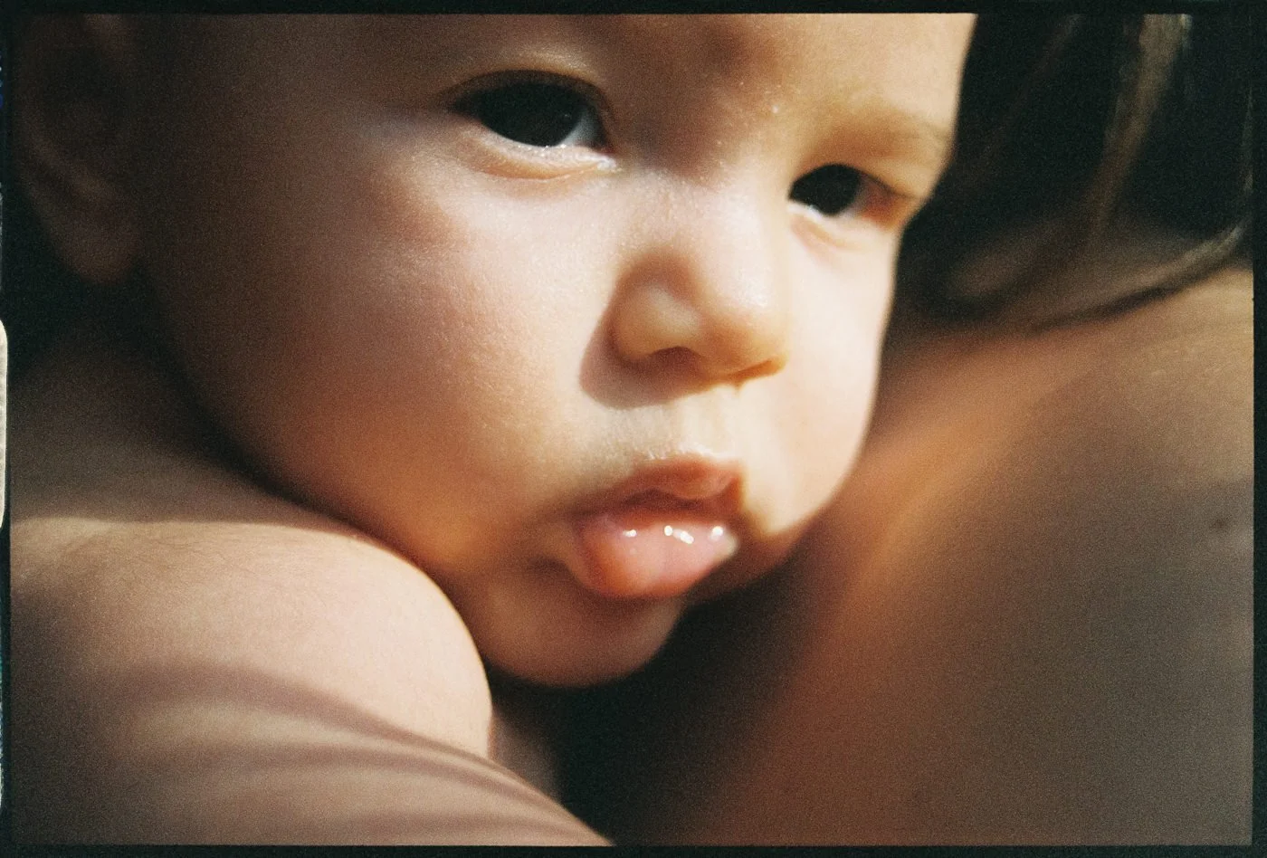 Baby in der Sonne analog fotografiert während Wochenbettshooting in Mainz