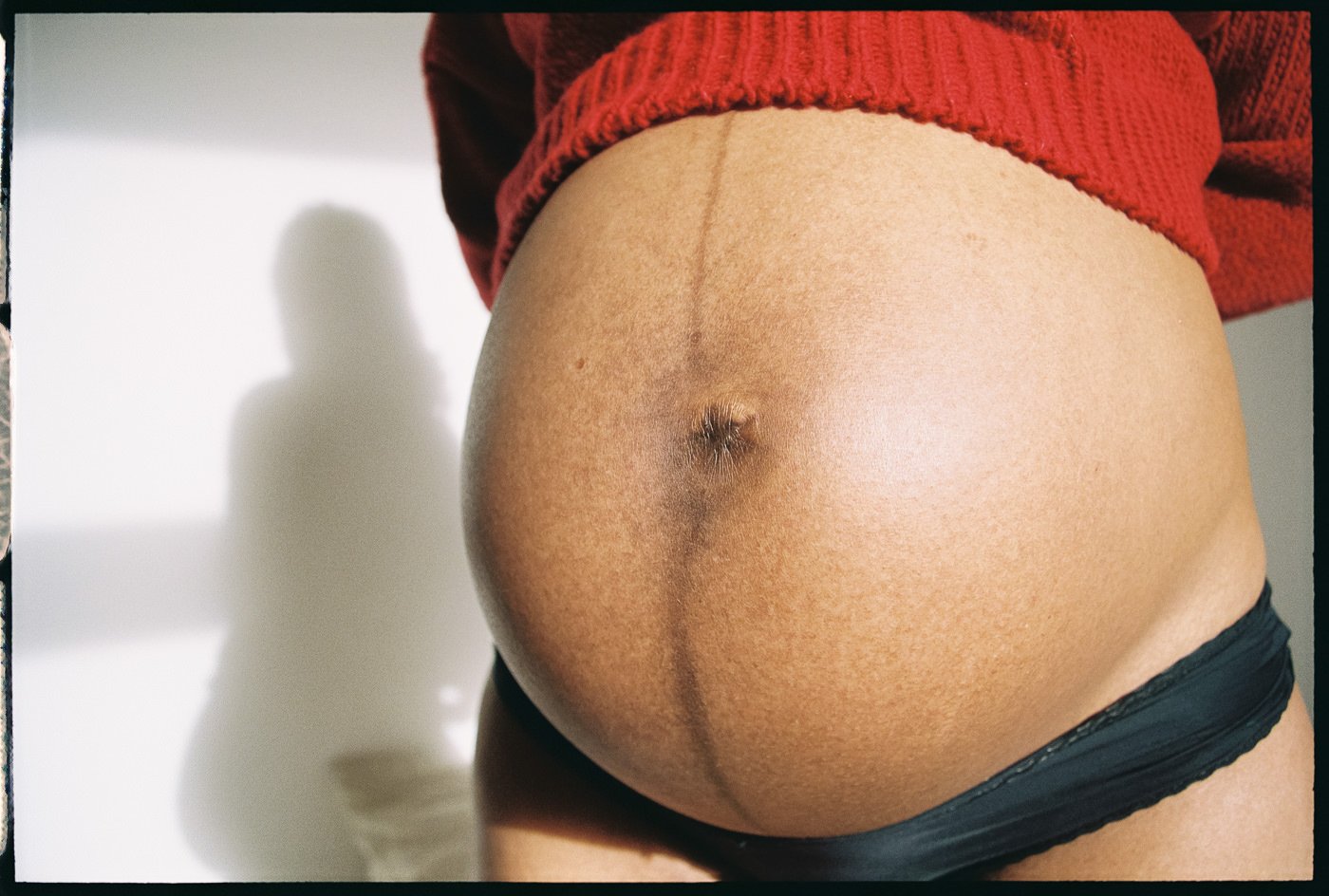 Babybauch im Sonnenlicht während Schwangerschaftsshooting in Mainz