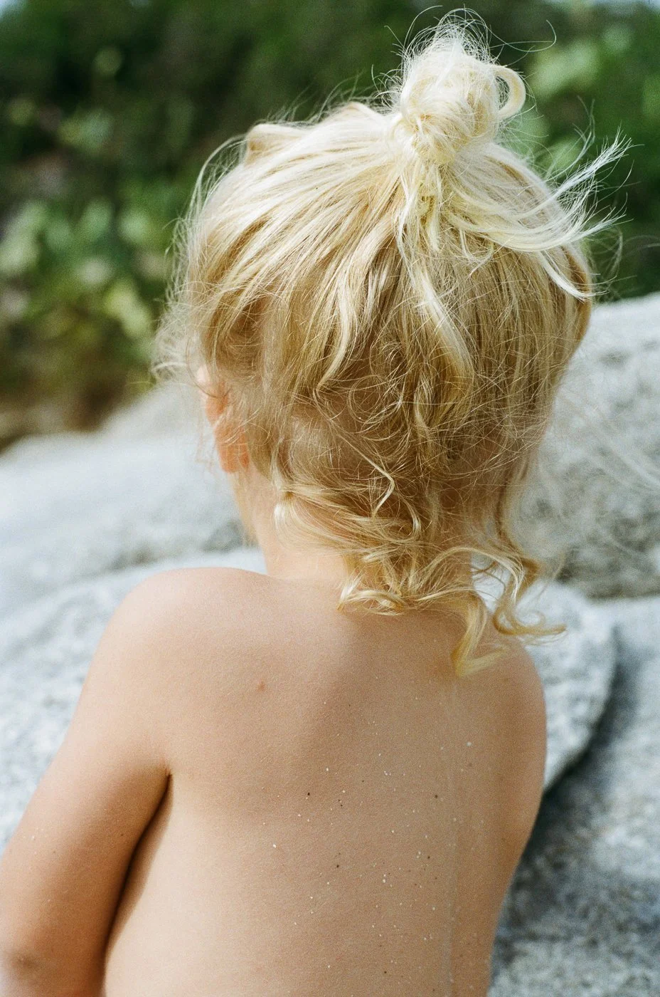 Sohn von hinten mit goldenen Locken – zärtlicher Familienmoment während analogem Familienshooting