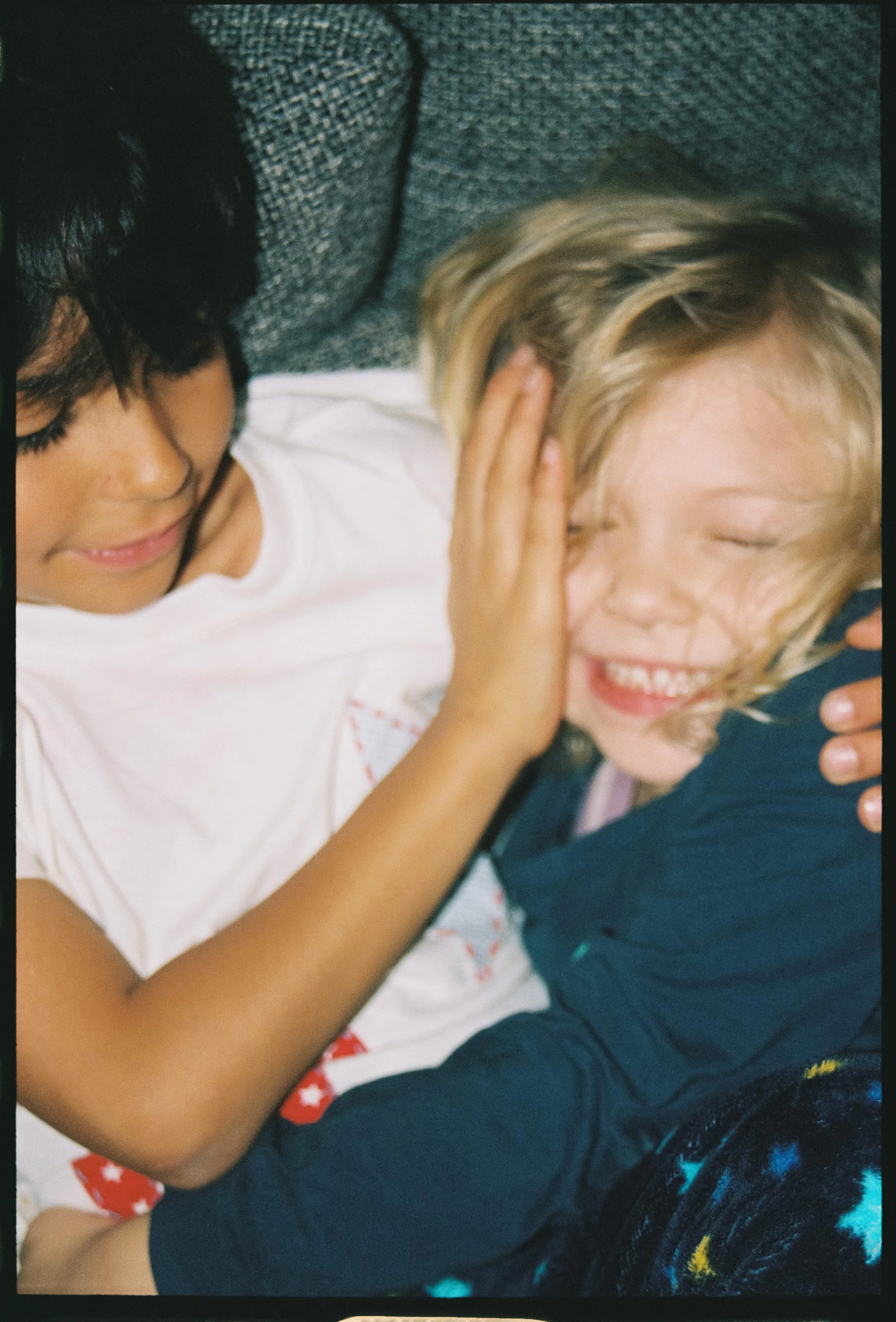 Geschwister spielen und ärgern sich liebevoll – Familienfotografie in Mainz