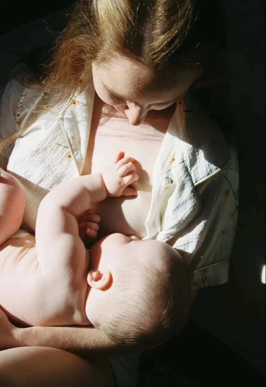 Stillende Mutter im warmen Sonnenlicht – natürliche Familienfotografie in Mainz