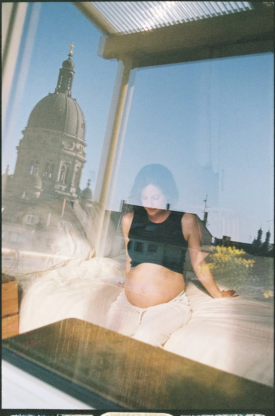 Eine schwangere in ihrem zu Hause in Mainz analog fotografiert von Lisa Pitz