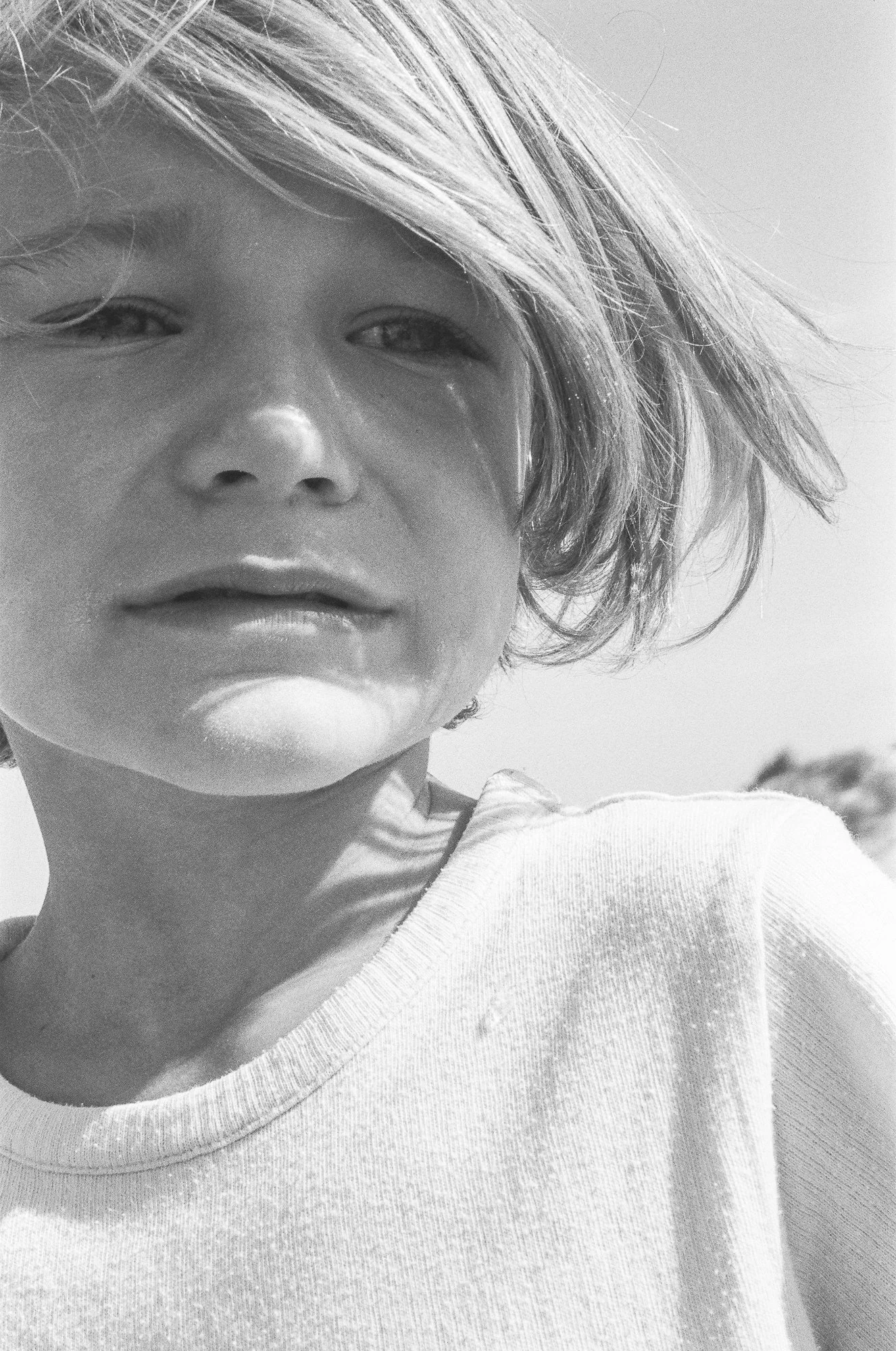 Weinendes Kind – authentische analoge Schwarz-Weiß Familienfotografie in Mainz